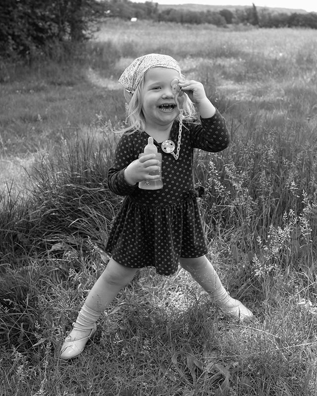 Photographe photographie par un Photographe tétine ! A pacifier photographer . #countryside #campagne #essonne #photographer #enfant #fille #littlegirl #pacifier #deconfinement #smile #happyness #joie @chateaudechamarande #commepapa #likedaddy #blac