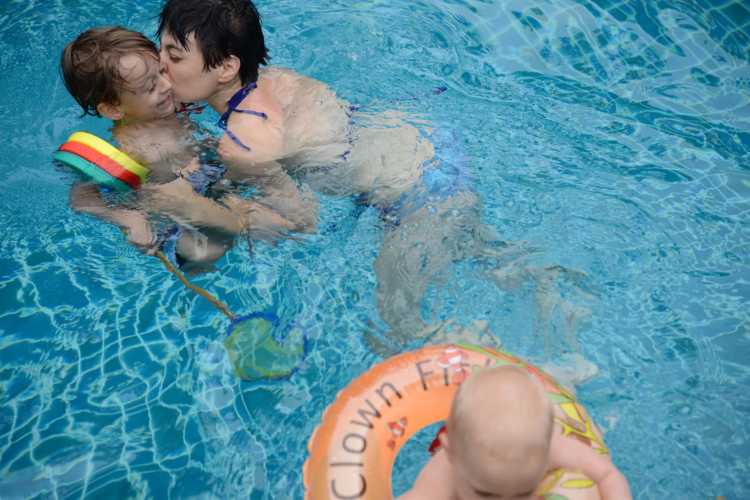 Ein warmer Pool und ein feuchter Kuss 