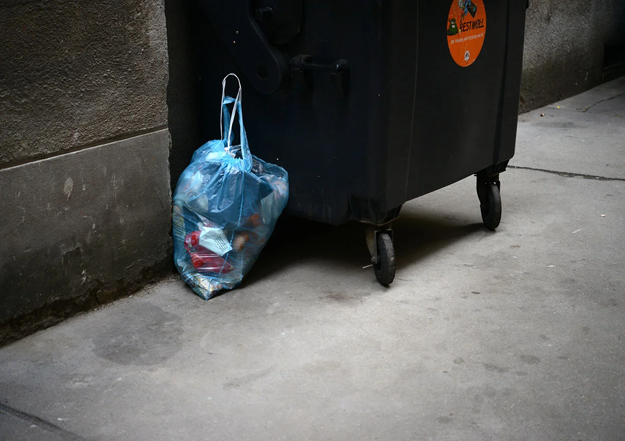  Müll und Mülltonne in der Leopoldstadt - Wien, Jänner 2016 