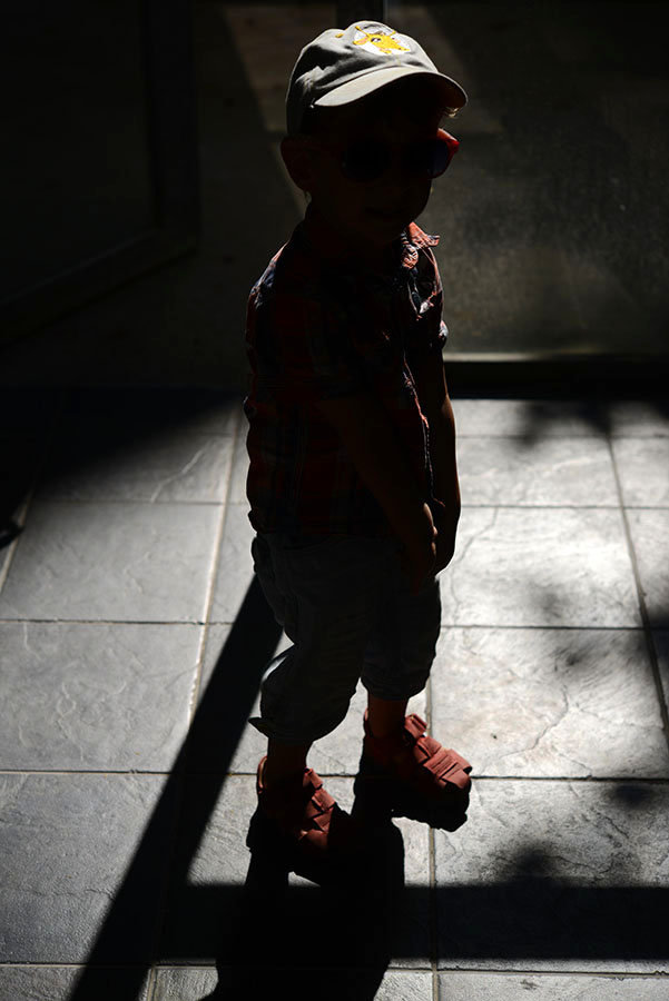  sohn im gegenlicht, scherenschnittig - Wien, Juni 2015 
