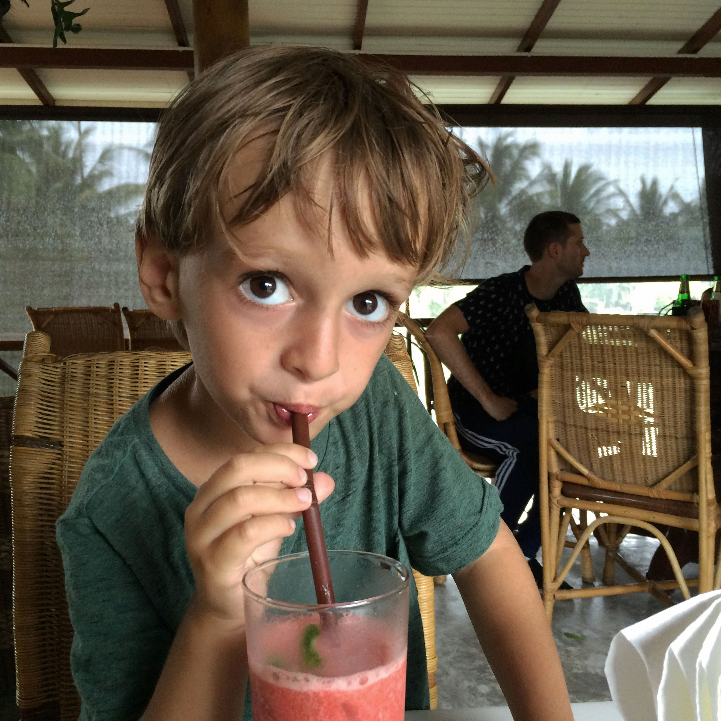 Moritz geniesst einen Erdbeershake