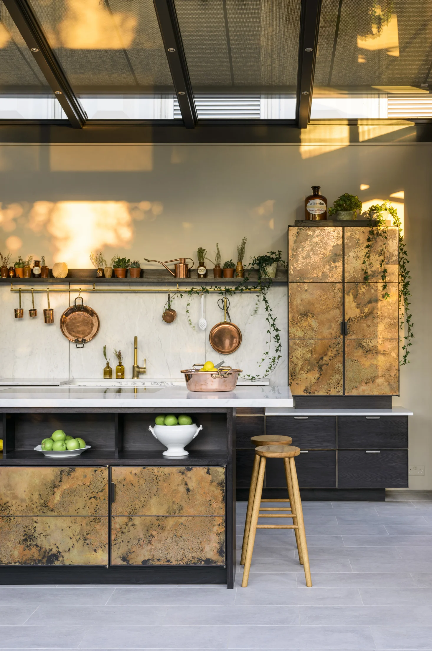 copper-kithcen-de-vol-autumnal-home-stylist-interiors-nancy-straughan.jpg
