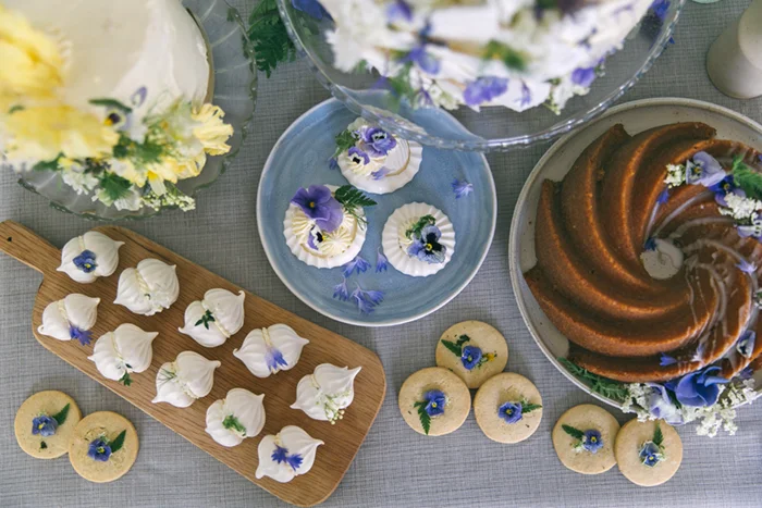 sea-shore-wedding-theme-stylist-nancy-straughan-cake-table.jpg