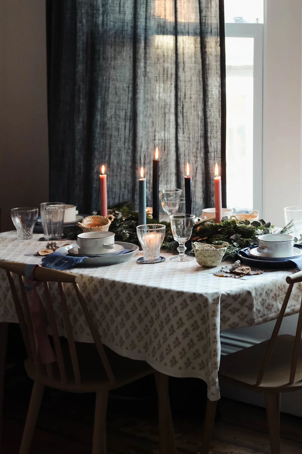Christmas-Table-Styling_Tips-2.jpg