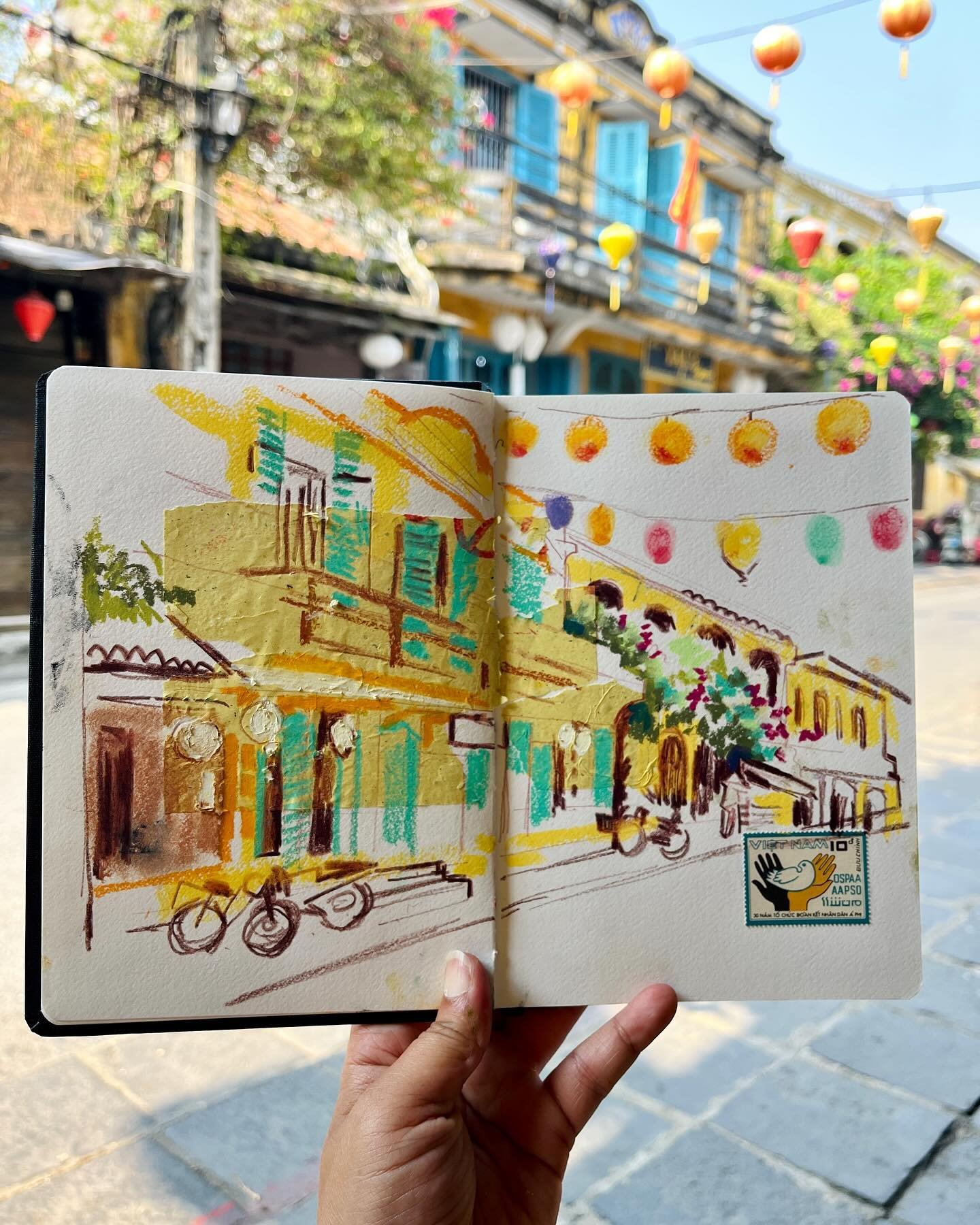 These were from a day in Old Town Hoi An with @annasartfoodculture 🌅A beautiful early dawn start meant the streets were quieter without the bustle of traders and tourists. We settled in little red chairs with coffee and bahn mi 🥖My first version in