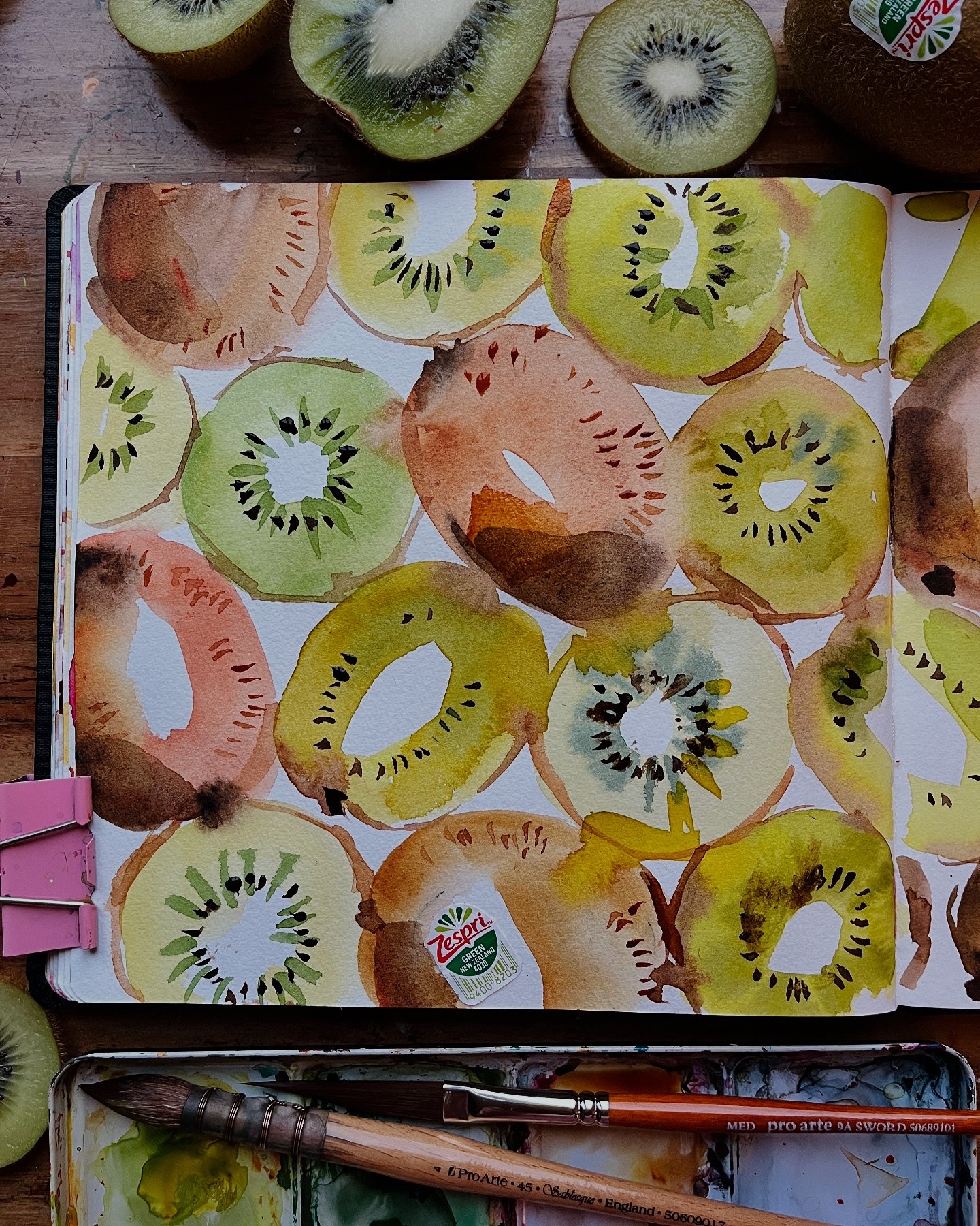 🥝New YouTube Tutorial Alert! 

Learn how to paint juicy kiwi slices in a loose watercolor style that&rsquo;s vibrant, fun, and stress-free! 💚In this quick tutorial, I show you how to let the pigments flow and mingle naturally while keeping the comp