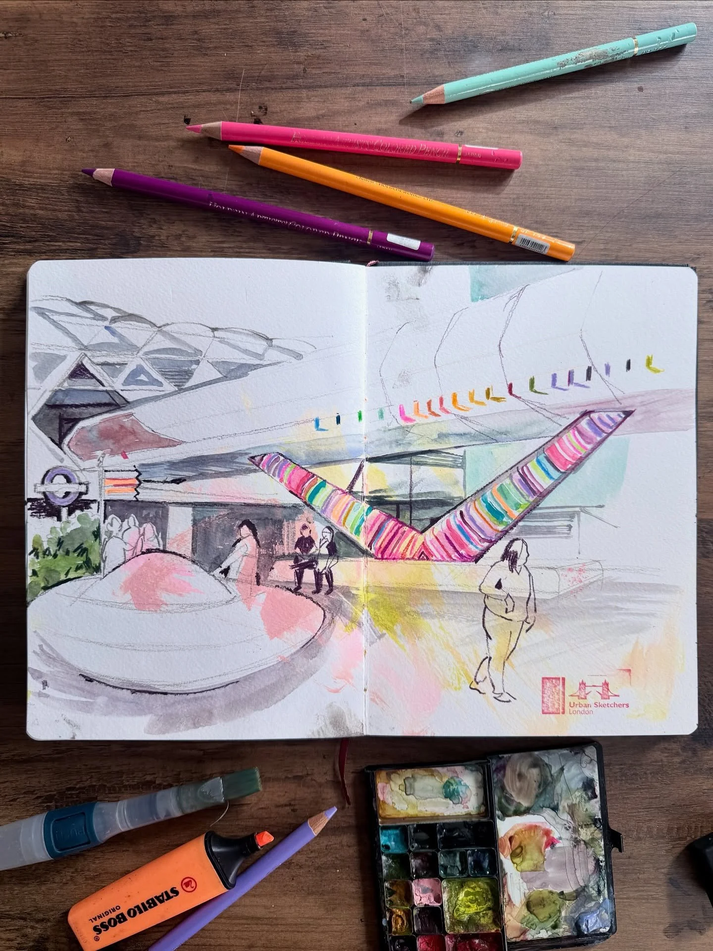 Thanks to @urbansketcherslondon for another brilliant meet-up at Canary Wharf this weekend! 🎨 After lots of chatting with @vesta_paints, I finally settled on a view of the colourful stripy supports of the Elizabeth Line outside the Tube station . It