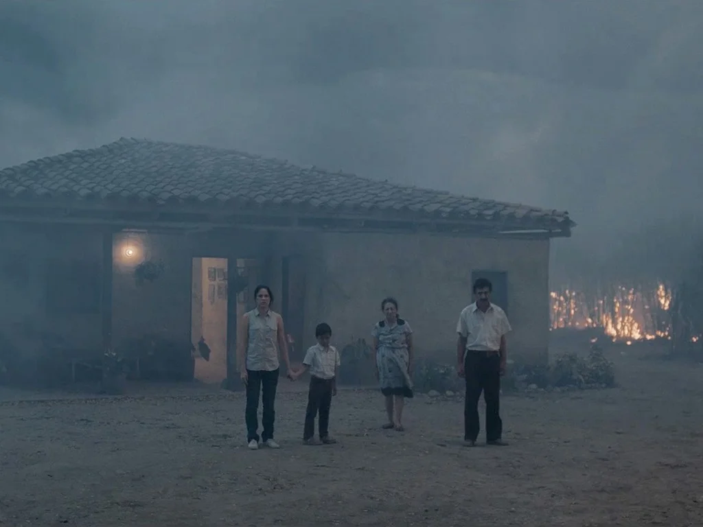 La Tierra y la Sombra (Land and Shade)