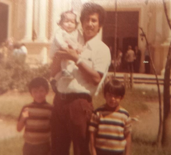 Alfredo as a child with his father and siblings