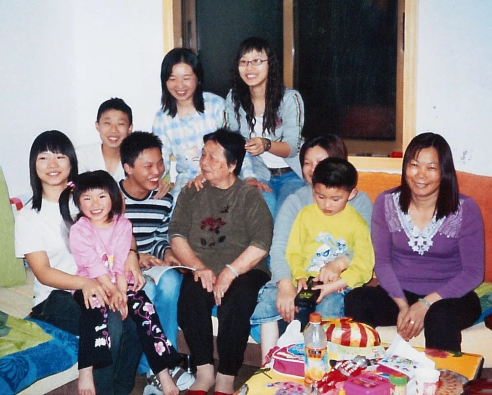 Wan Qing with her mother, sister, sister-in-law and nieces & nephews. 