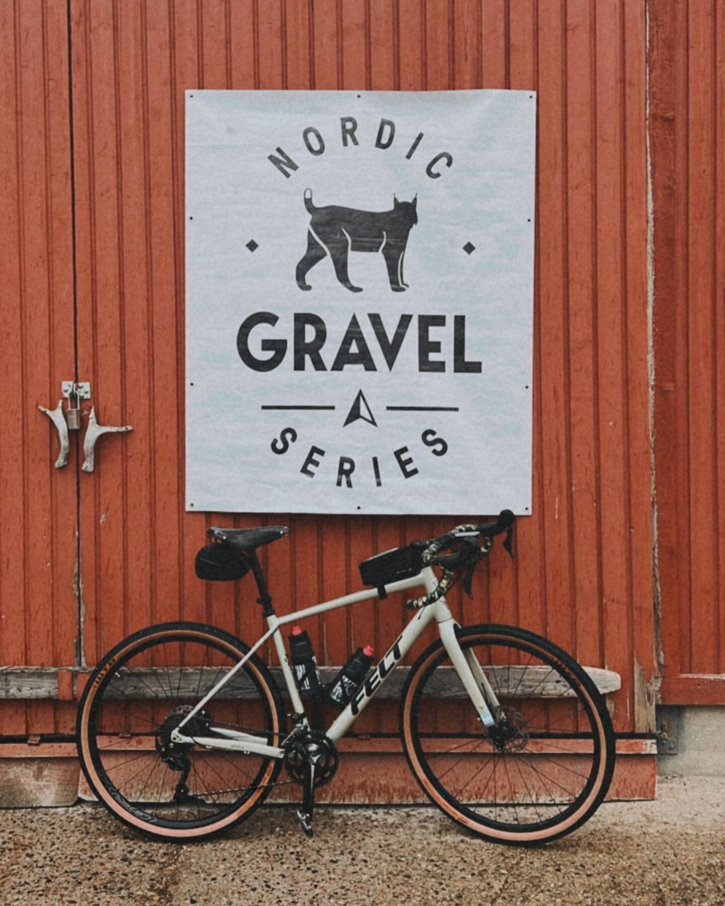 Kemi&ouml;nsaari + Nordic Gravel Series = t&auml;ydellinen tapa viett&auml;&auml; viikonloppua. 

S&auml;&auml;st&auml; huolimatta kokemus oli melkoinen, upeat maisemat, hienosti j&auml;rjestetty tapahtuma ja ennen kaikkea hyv&auml; meininki kanssa-a