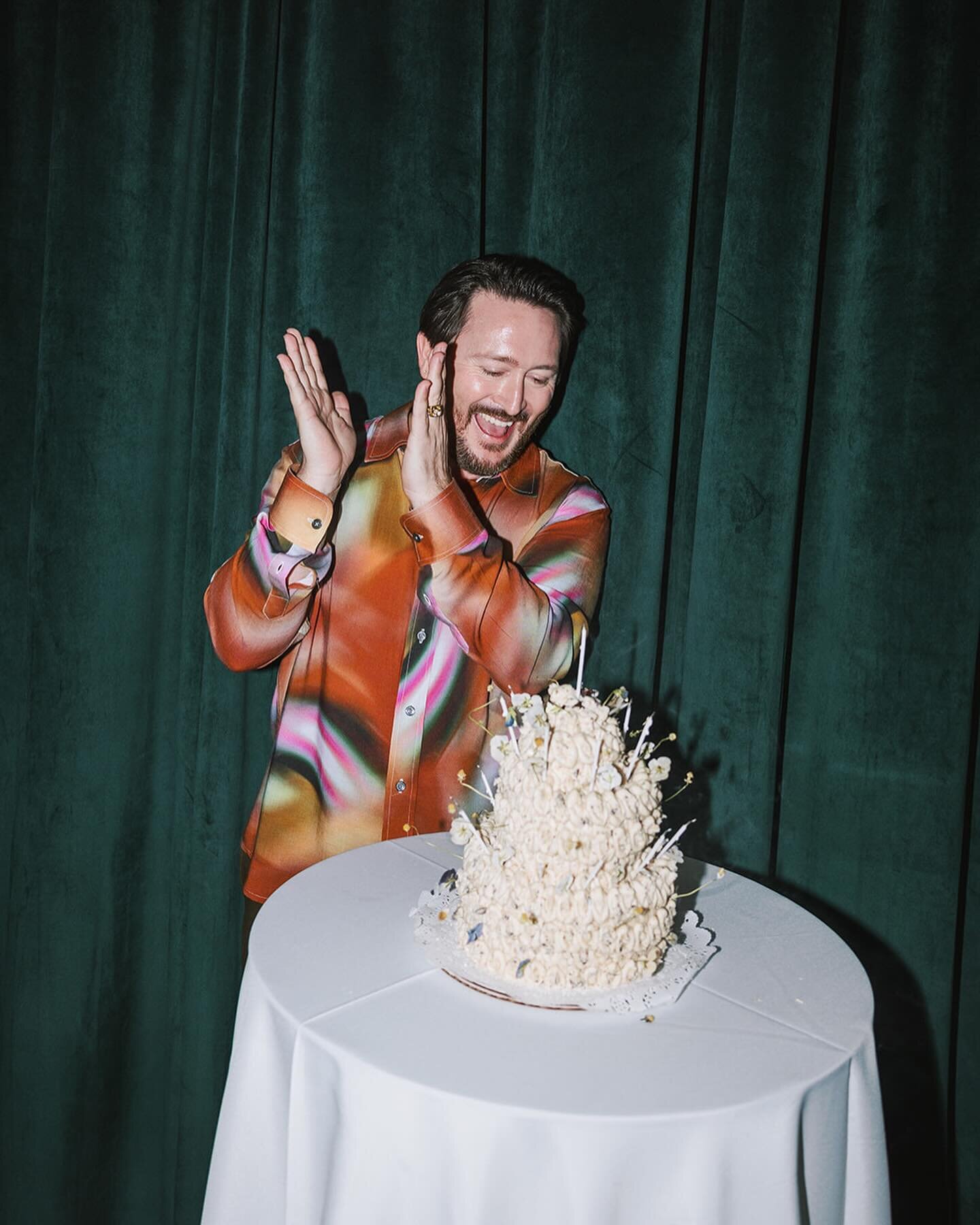 this is 39!!! what a fun night celebrating my birthday with friends, beautiful blooms, delicious bites, live music and cake @theivyroomnyc !!! grateful for a room full of love, joy and fun 🎉 #birthday #birthdaycake #blooms #gay #eventdesign 📷 @afri