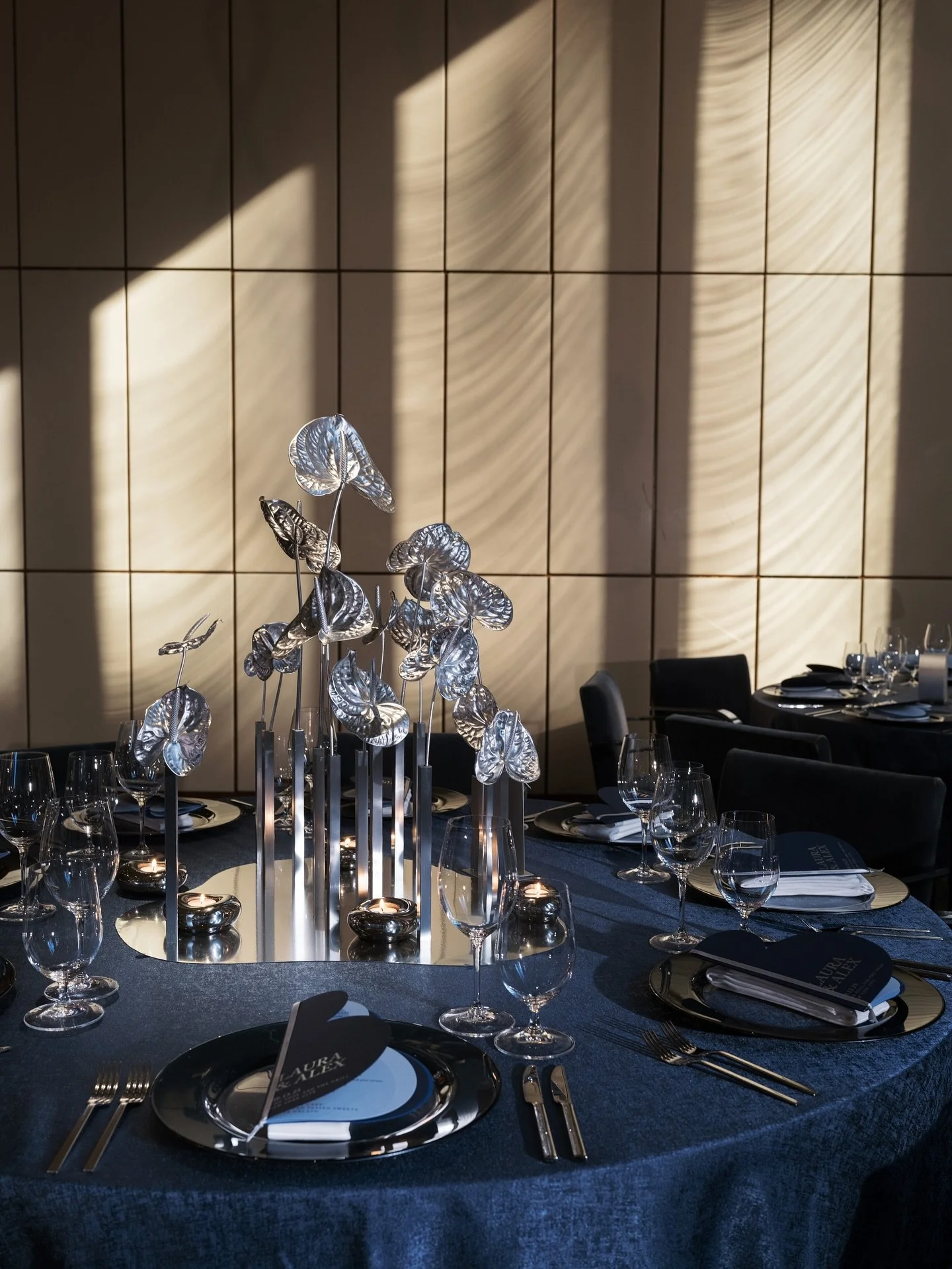 contemporary chrome anthurium wedding centerpieces ftw 🩶 when the couple loves aliens you lean in 👽 #chrome #anthurium #flowermagıc #jovemeyerevents 📷 @jennyfustudio 📹 @jovemeyer