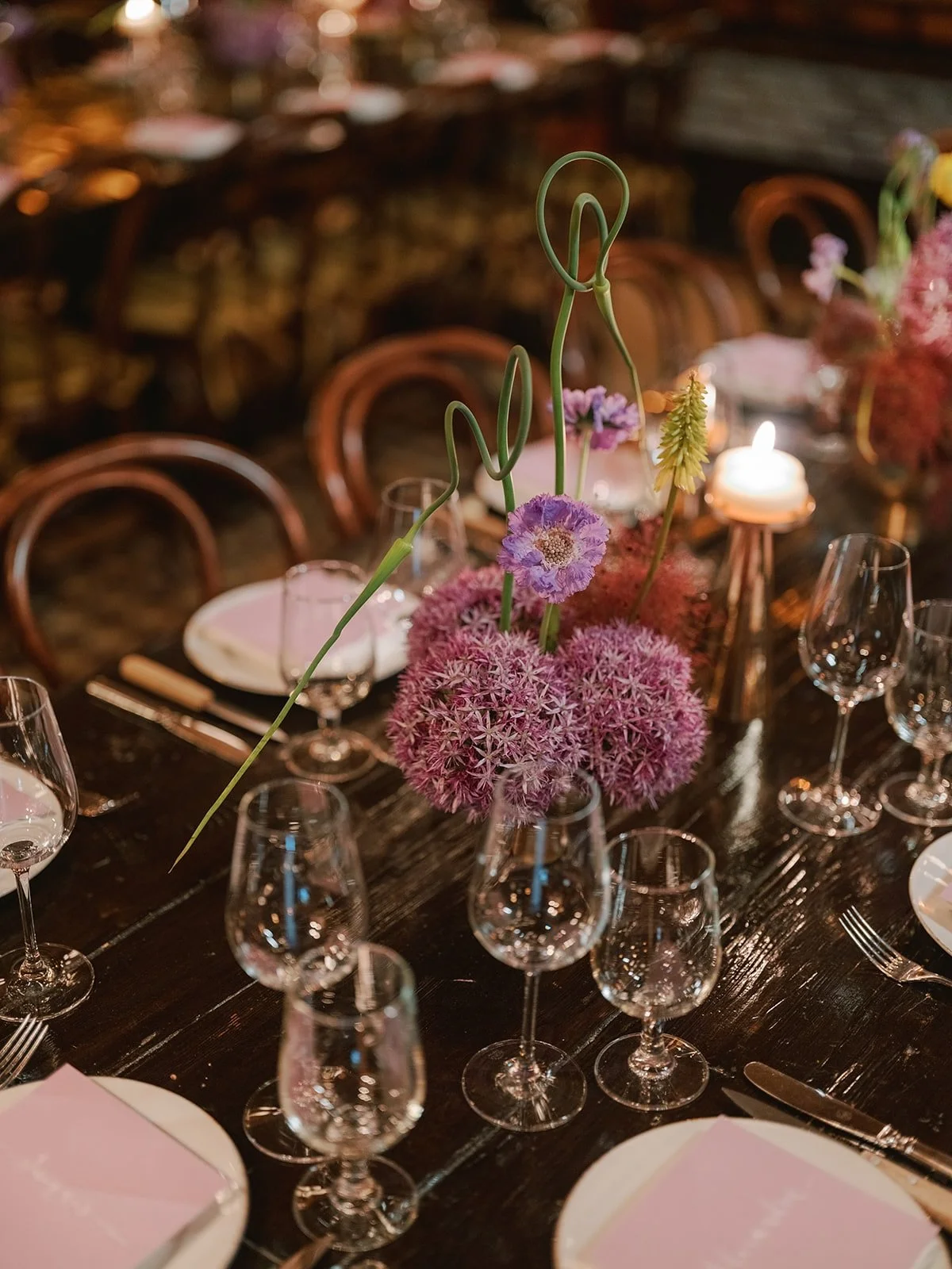 allium magic, simple yet stunning!!! #flowers #flowerstagram #allium #jovemeyerevents 📷 @afrikarmando