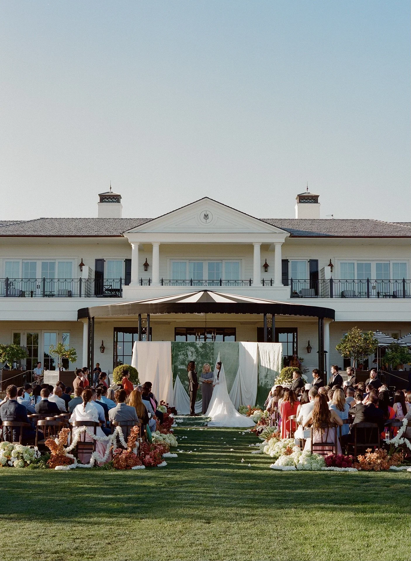 tempImage0ZmUNWexpressive_avante_garde_Rosewood_miramar_santa_barbara_wedding.jpg