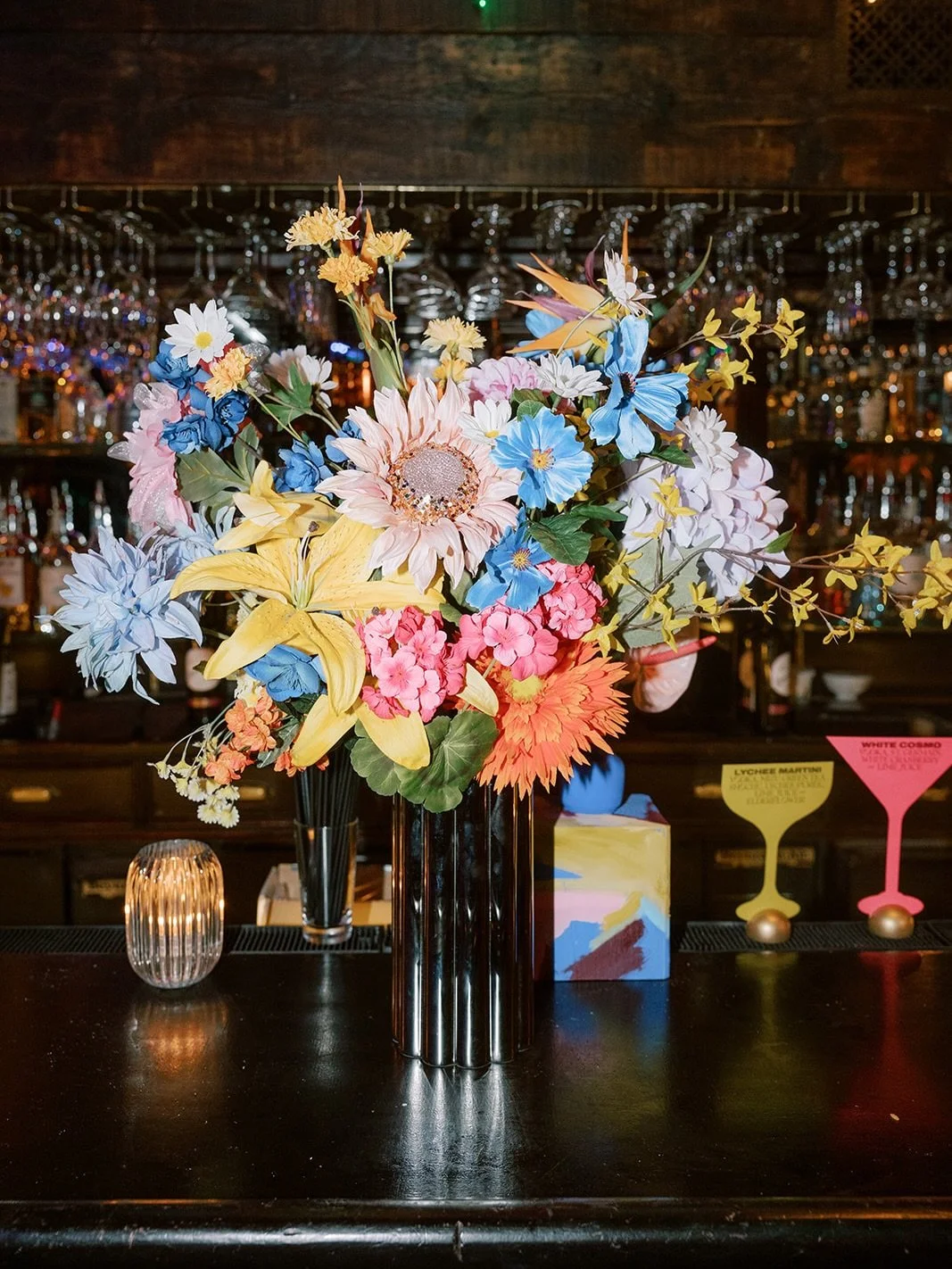 loved sharing the details of my analog after party from my wedding w/ @latimes 🎹 we re-created the iconic @mariescrisisofficial with the faux flowers, a piano and the iconic rainbow lighting from @stortzlighting - 10/10 recommend a piano bar after-p