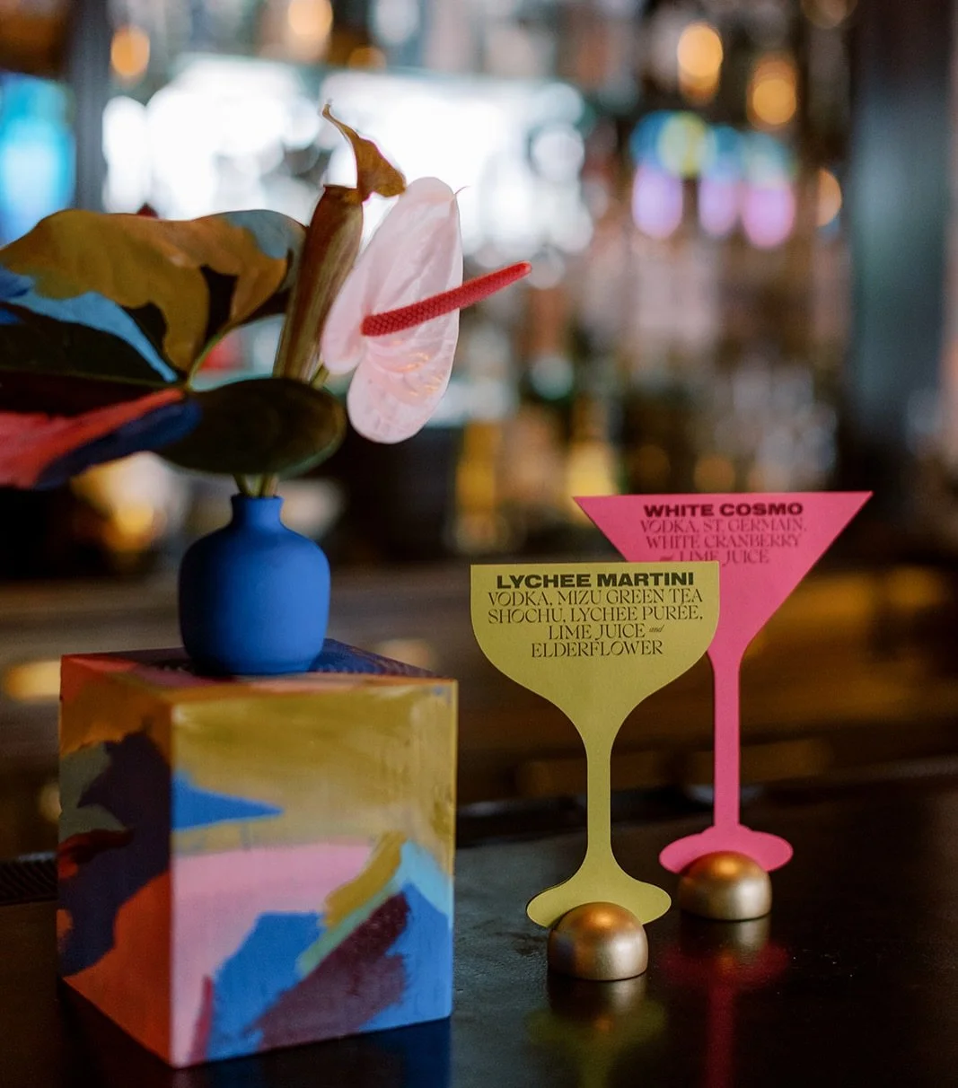 do you love these custom cocktail signs, in the shape of the glassware the drinks were served in, as much as we do?!? #cocktails #wedding #stationery 📷 @ambergressphotography