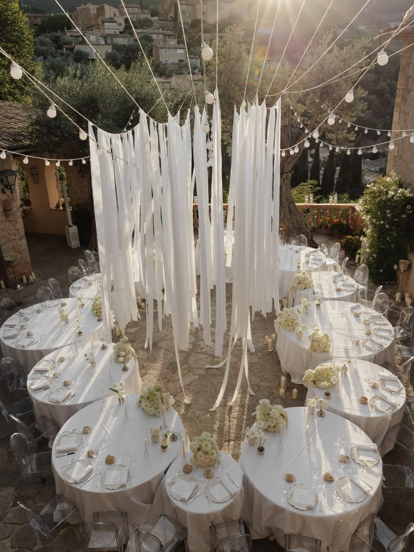 aww thank you @thewed 🤍 appreciate being included on your list of top wedding planners in the country!!! i feel very lucky to get to work with so many fabulous marriers and creative partners 🤍 #whitewedding #jovemeyerevents #topweddingplanner
