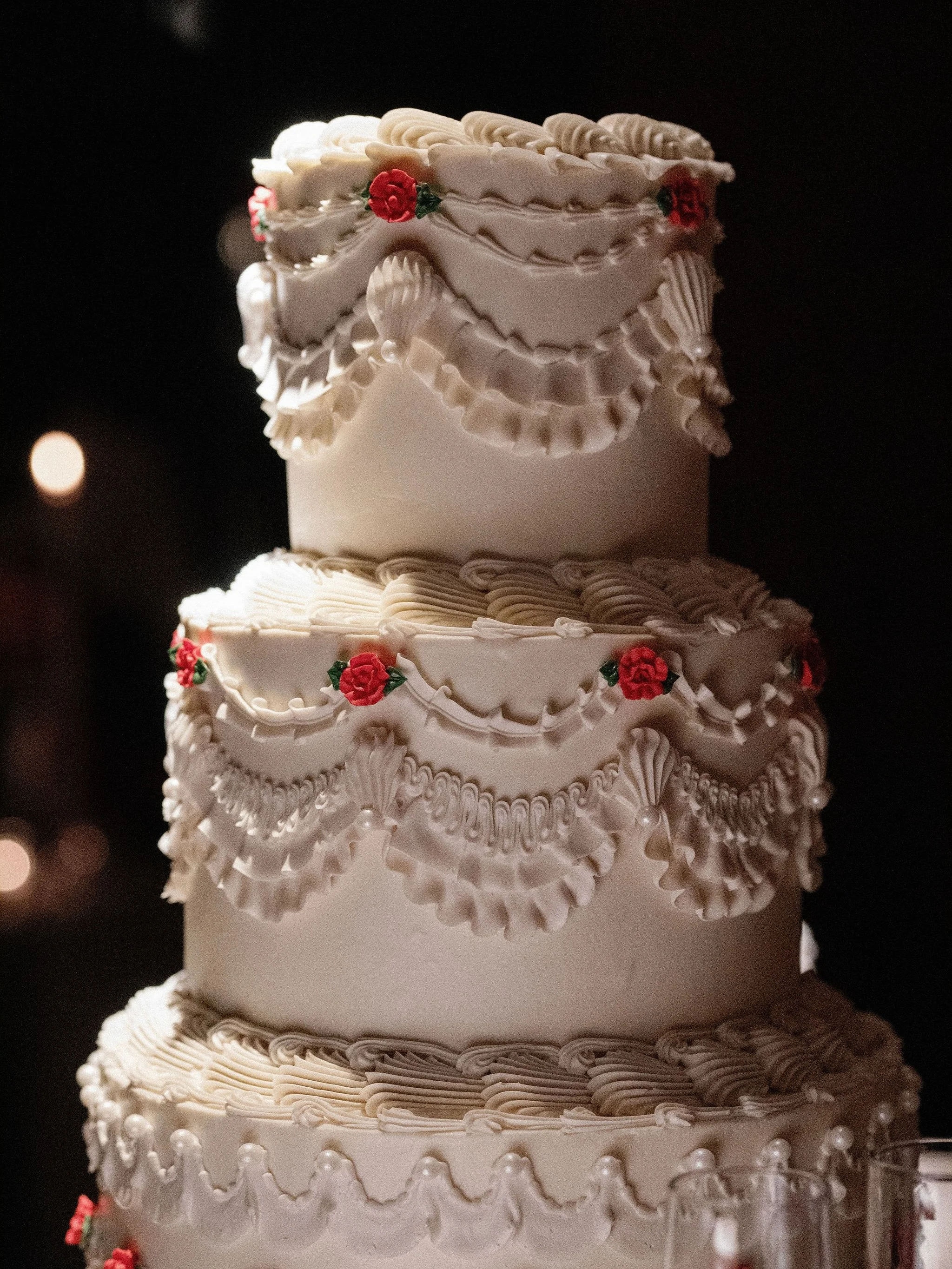 why have one cake when you can have three?!? 📷 @heatherwaraksa 🎂 @bodega_cakes #weddingcakes #vintagecakes #wedding #cakesofinstagram