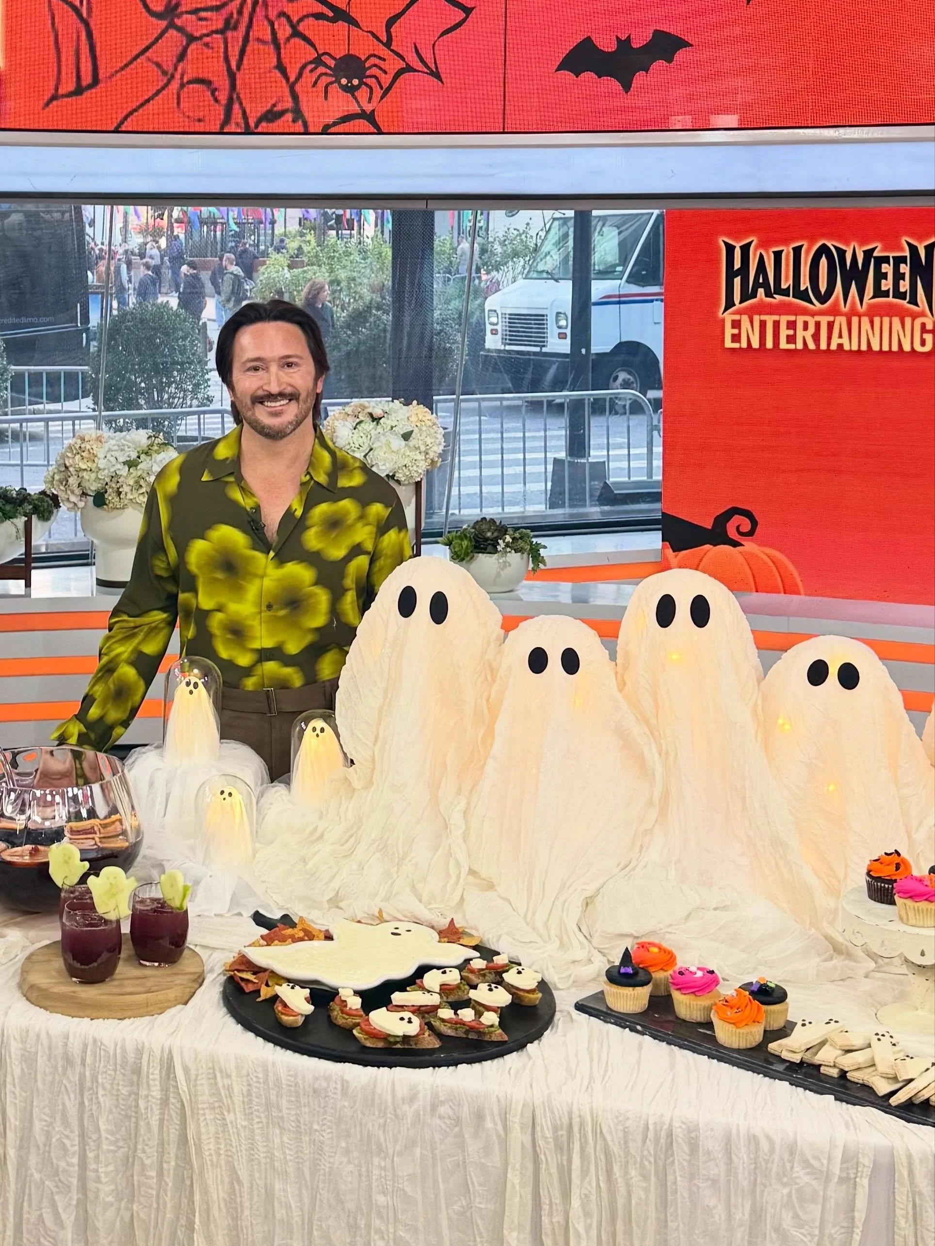 had so much fun sharing halloweeen decor @todayshow with my fave gals @jennasheinelle 👻💀👻 from girly skeletons and diy ghost decor to a make your own cup cake station 🧁we had a spookacular time and poppy made her tv debut!!! #halloween #todayshow