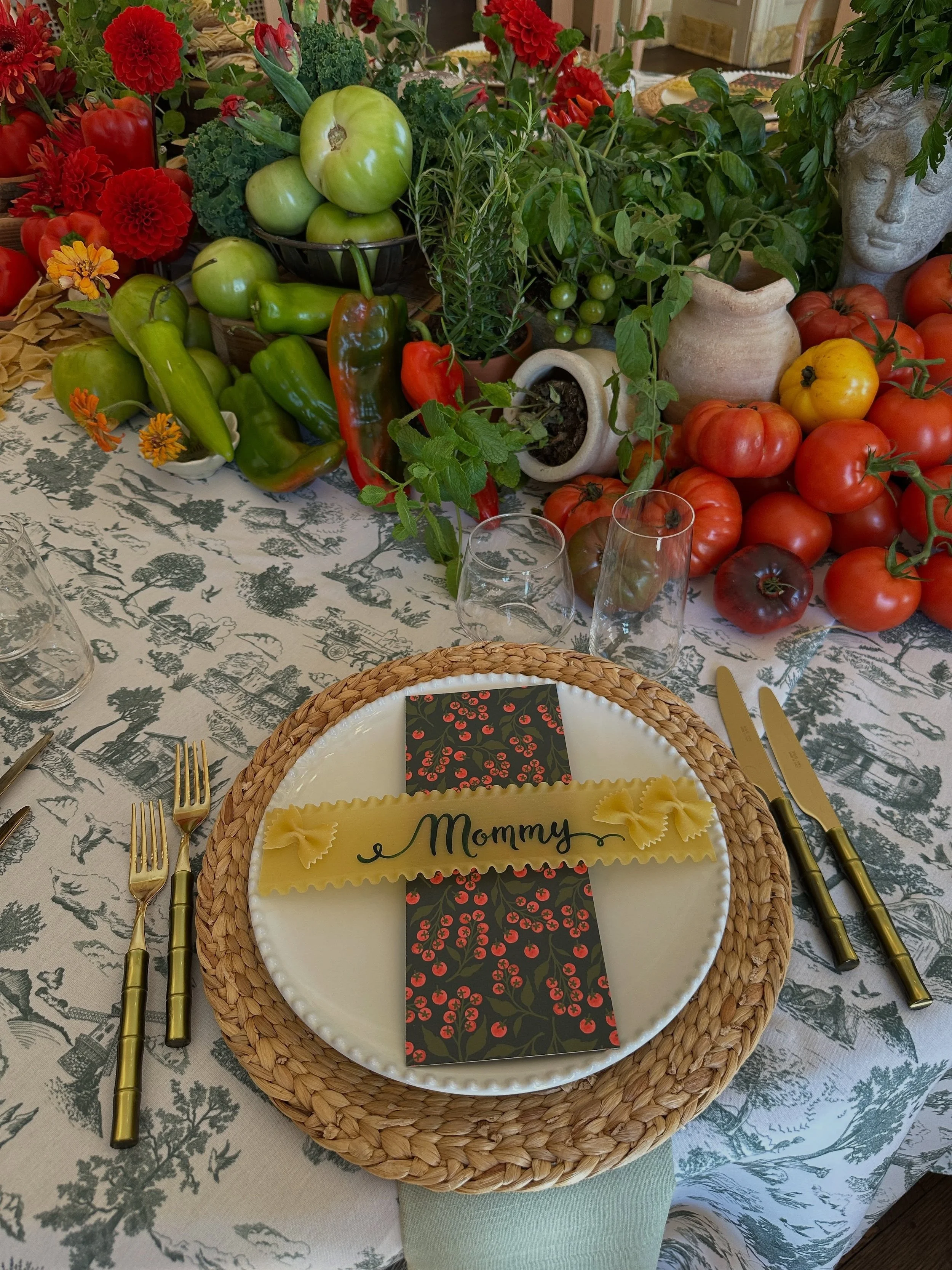 bits and bops from a festicciola for @milliebobbybrown 🍅🥫&hearts;️ #italiano #tomatoes #jovemeyerevents