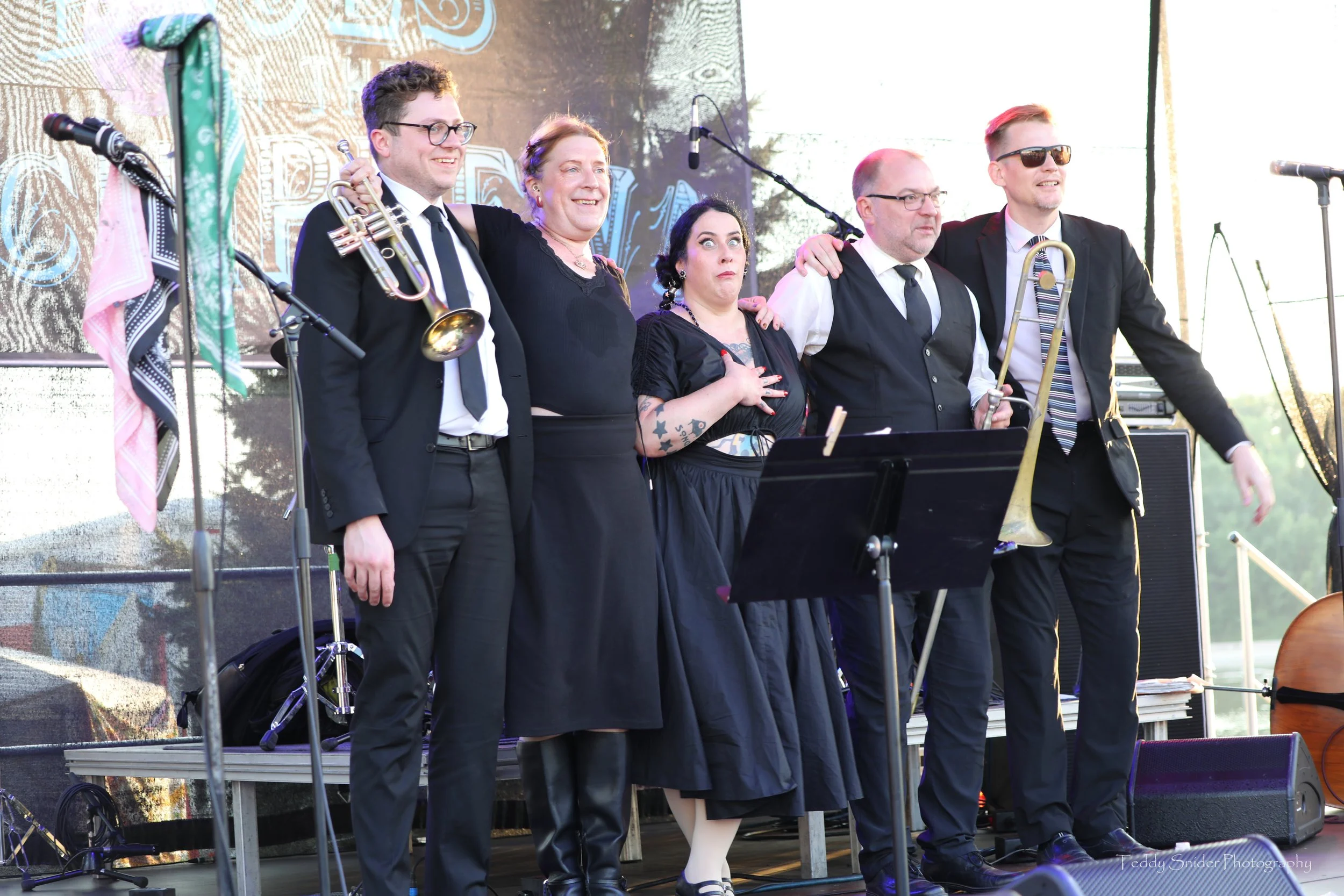 Davina & The Vegabonds 8-6-26 (1).JPG