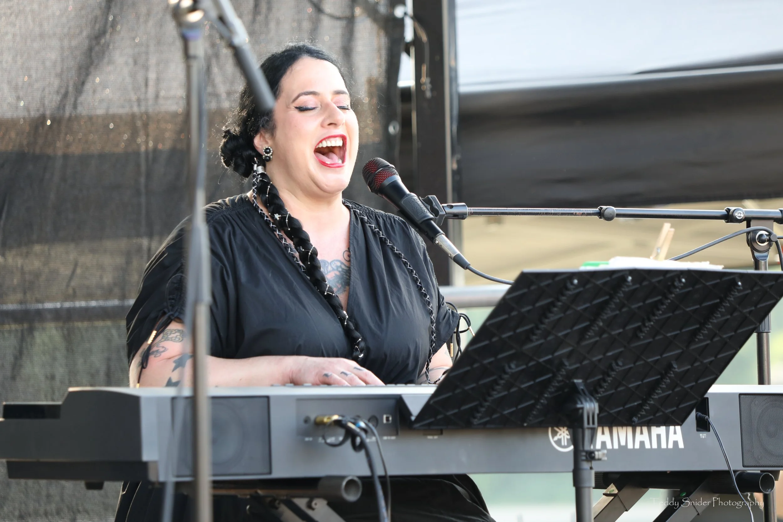 Davina & The Vegabonds 8-6-26 (9).JPG
