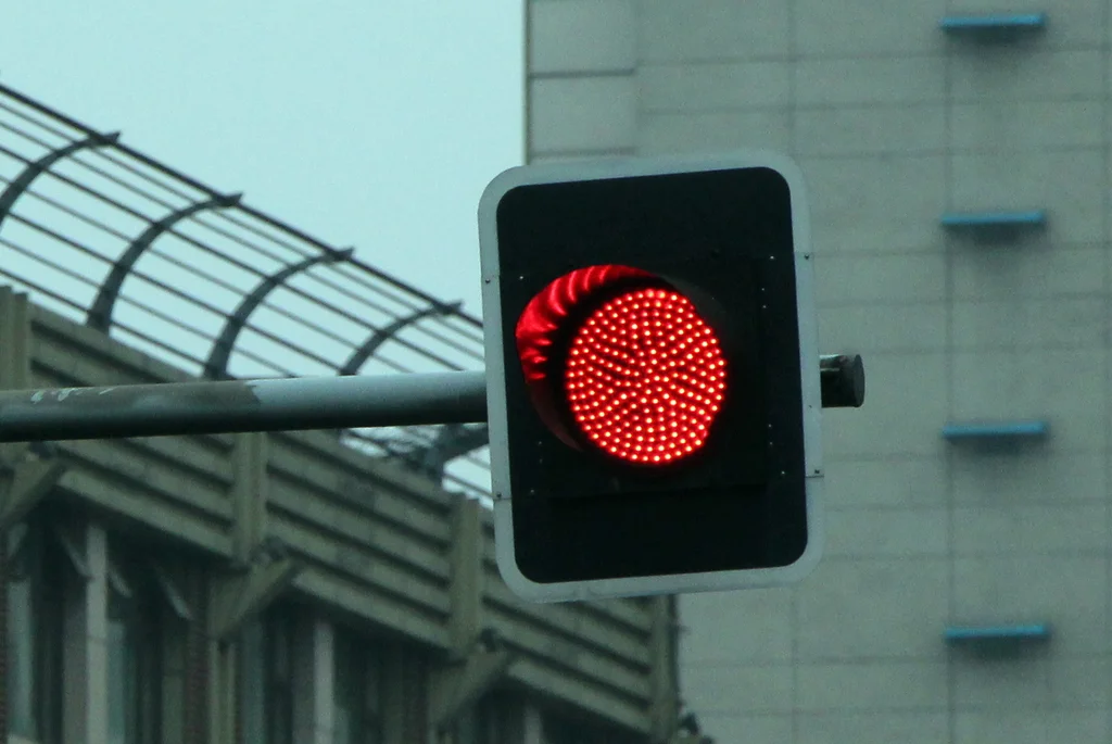 Chendgu: We have seen various types of stoplights in China. I suspect that red/green colorblind people would have trouble telling this red light...