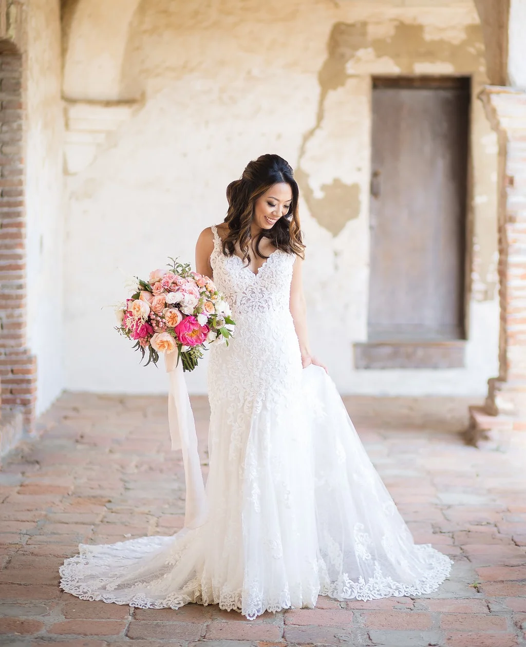 Photo: Brian Leahy Photography // Venue: Serra Plaza // Bouquet: Three Petals Floral Design