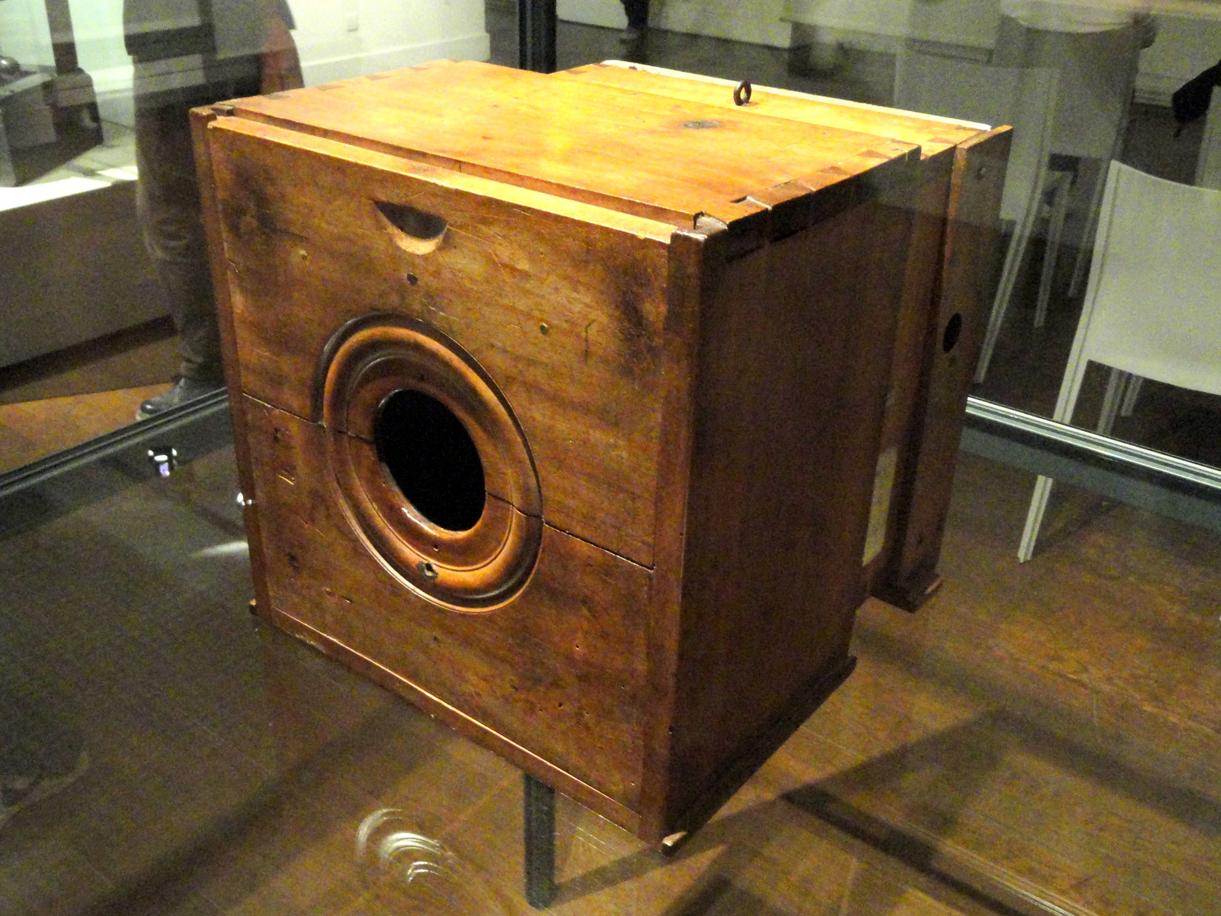 Câmera escura de Niépce, c. 1820-1830 - Musée Nicéphore Niépce   (Imagem retirada  daqui .  )