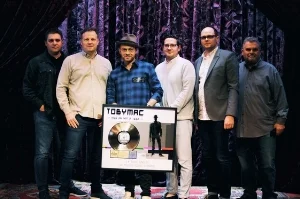 TobyMac with Capitol CMG's Steve Blair, Brad O’Donnell, Hudson Plachy, David Sylvester and Peter York. Credit: Trent Nicholson
