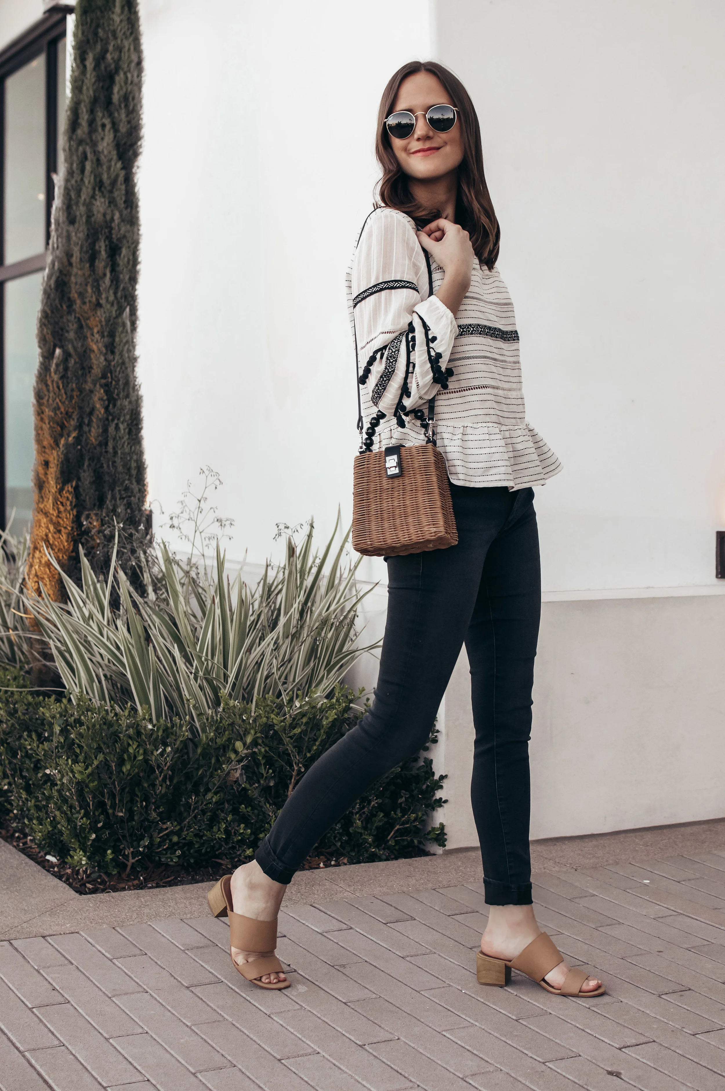 gold jeans outfit
