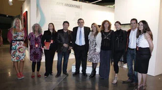  Miguel Talento, Cónsul General argentino en Miami junto a Otton Castañeda, curador de arte, responsable de la organización de "ArteAméricas" y un grupo de artistas argentinos que expusieron sus obras en la prestigiosa feria.