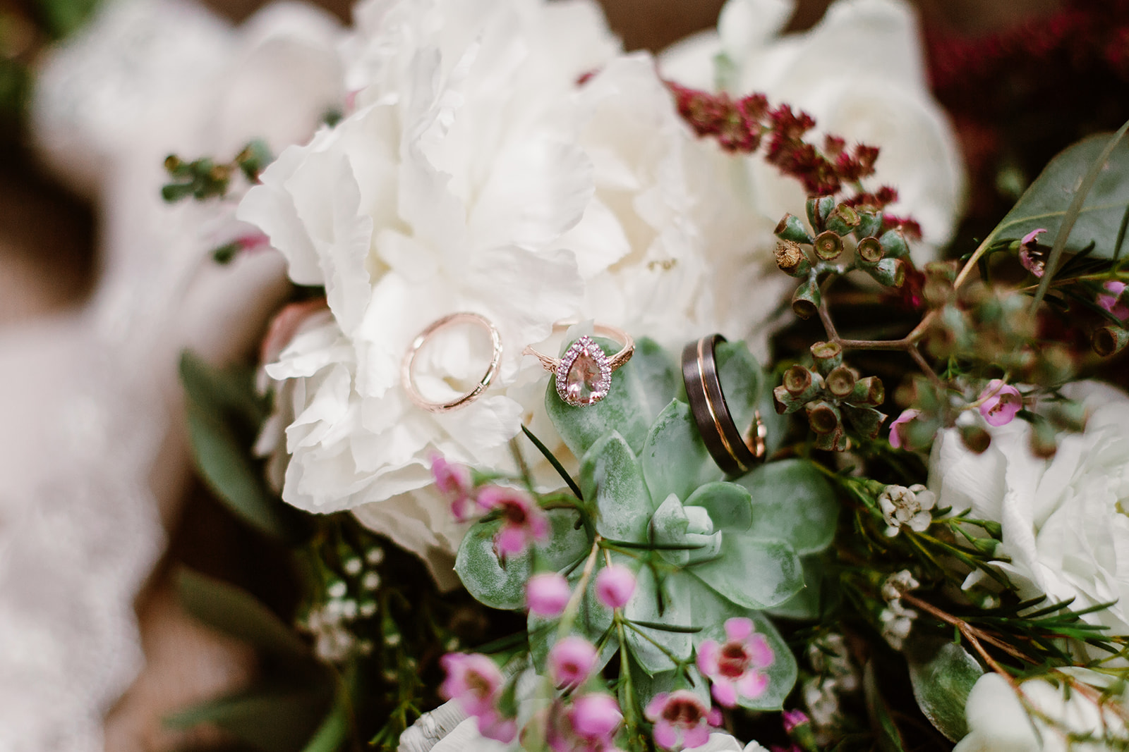 SarahMattozziPhotography-EmilyColin-LindenRowInnWedding-GettingReady-41.jpg