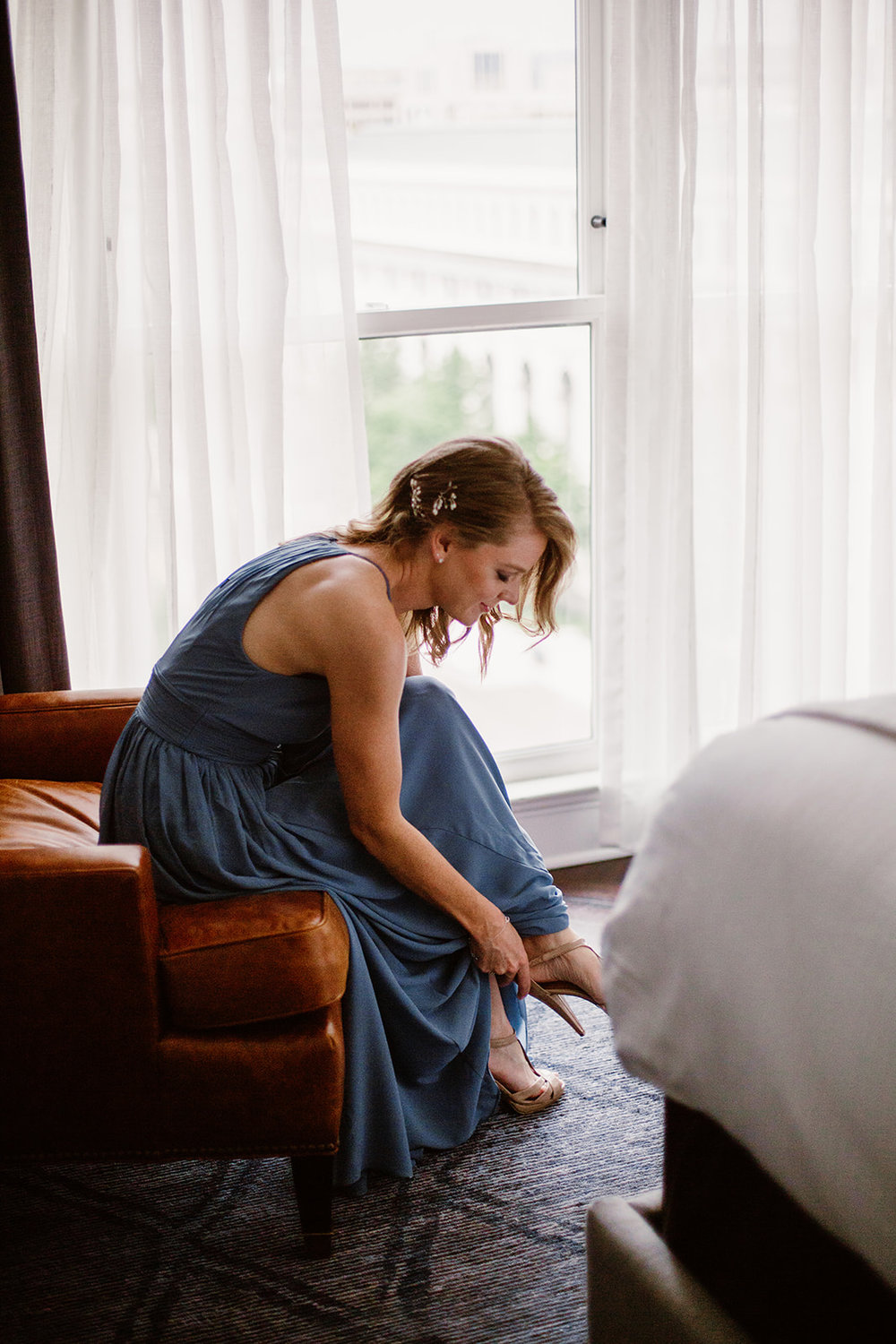  Bride and groom getting ready at the Phoenix Park Hotel, Washington D.C. Irish wedding with green and gold accents. Sarah Mattozzi Photography. 