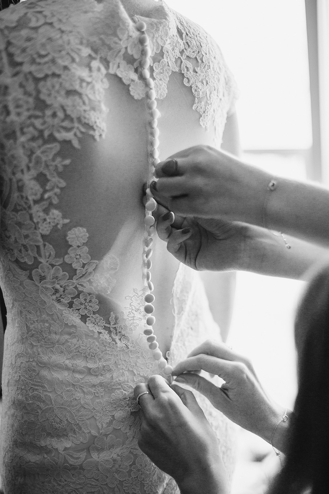  Bride and groom getting ready at the Phoenix Park Hotel, Washington D.C. Irish wedding with green and gold accents. Sarah Mattozzi Photography. 