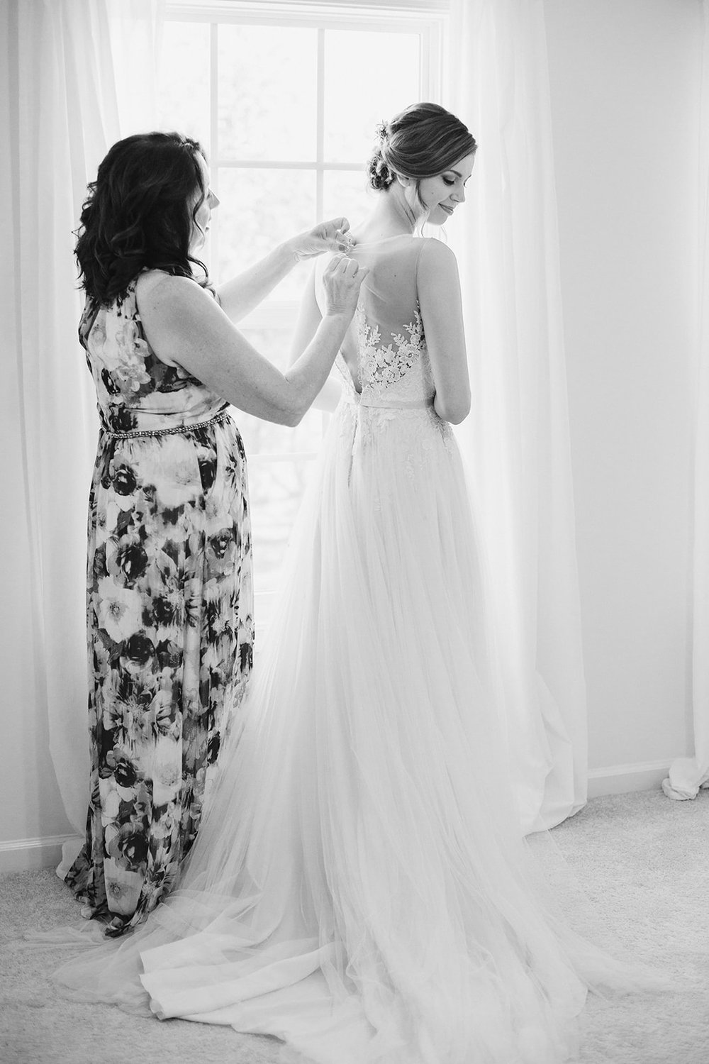  Buttoning up the wedding dress | Intimate Wedding | Fredericksburg, VA | Sarah Mattozzi Photography 