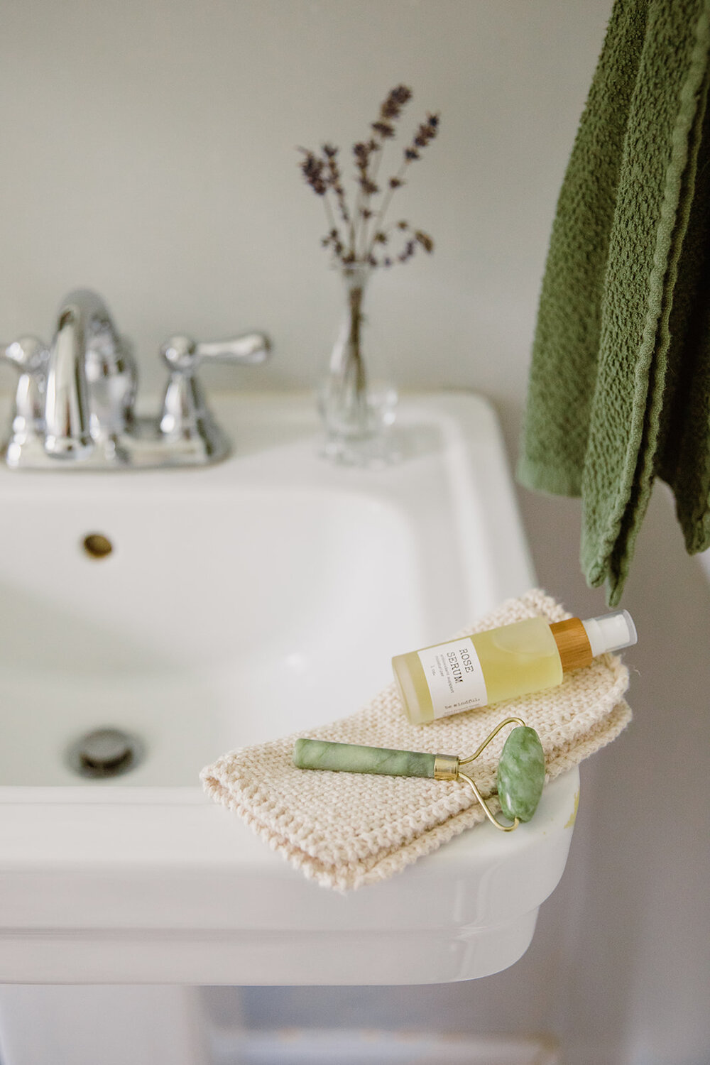  Jade face roller with washcloth | Be Mindful Skincare | Sarah Mattozzi Photography 