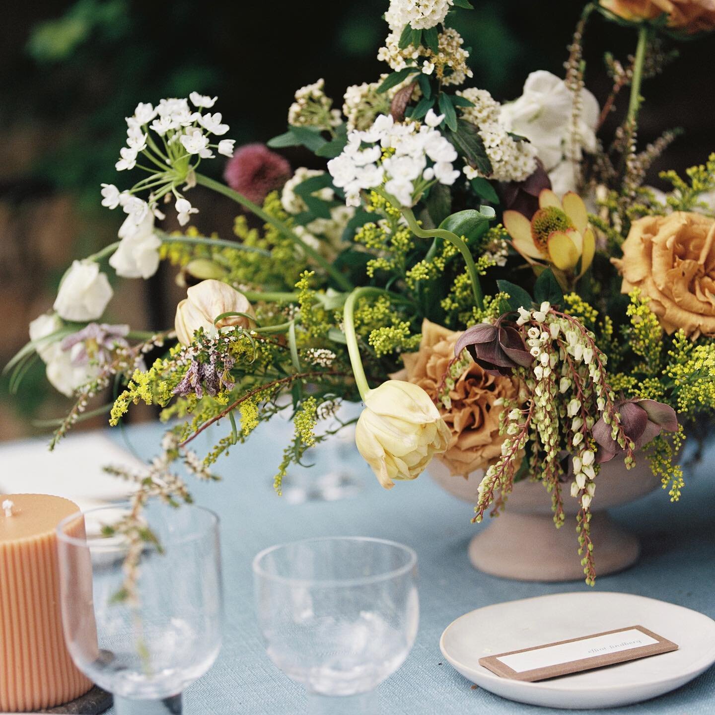 Finding joy in the soft colors of springtime. Beautiful arrangements by @kalebnormanjames . 🌷

Planning, design &amp; floral: @kalebnormanjames
Stationery: @greyandcake 
Chairs &amp; linens: @whimhospitality 
Styling mats: @oliveandoak &amp; @chasin