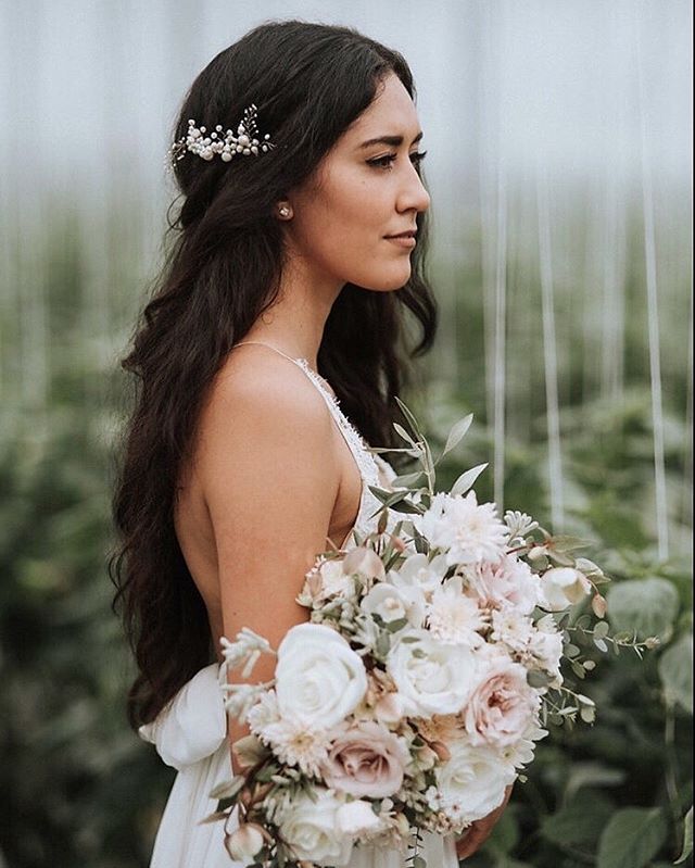 What feels like summer love to you? For me, it&rsquo;s this&mdash; simple details in long wind swept hair, and layers of soft pale hued blooms like early light after sunrise this time of year. Can't get enough of them. 
Here, the Chloe comb with this