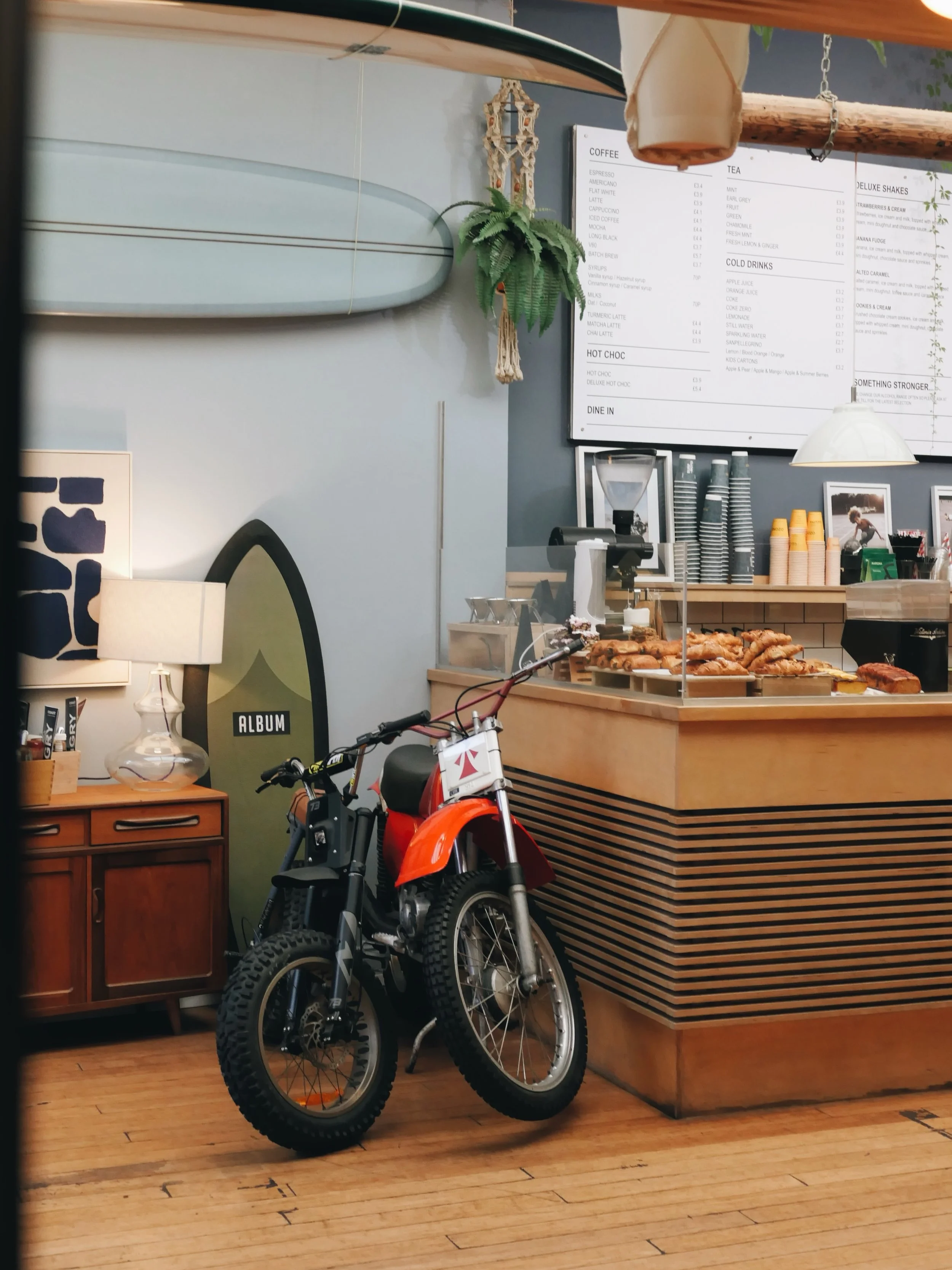 Saturday cafe vibes, open from 8am. Coffee, breakfast, brunch 👍✌️