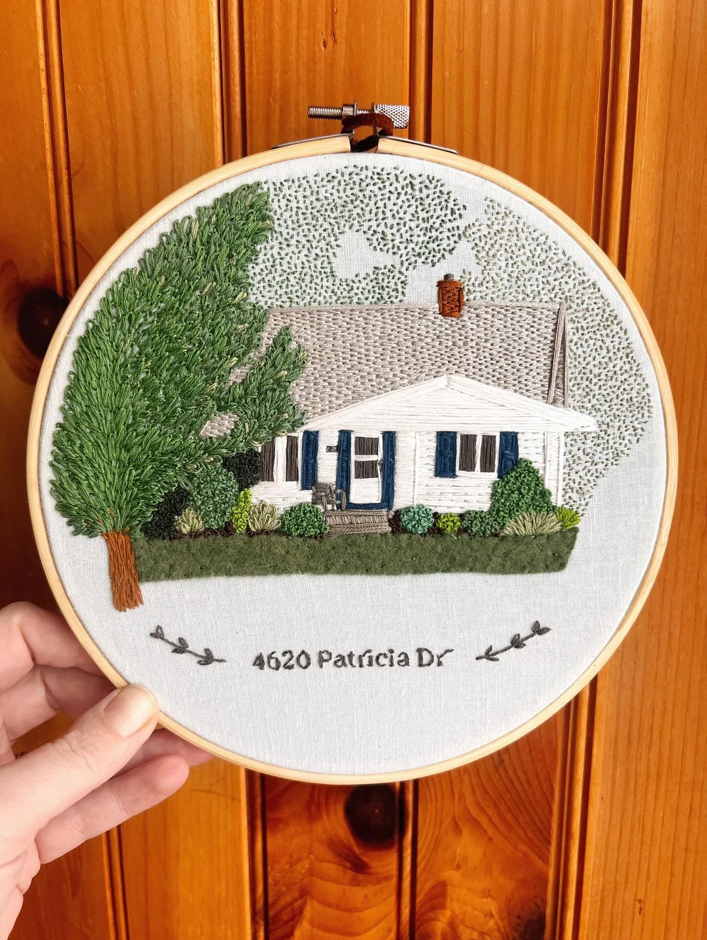 I will continue to dream about green grass and pretty landscaping from now until spring. 🌱✨

.
.
.
#embroidered #embroideredhouse #houseportrait #embroideredhouseportrait #embroidery #handstitched #handembroidery #buffalo #buffalove #buffalony #stit