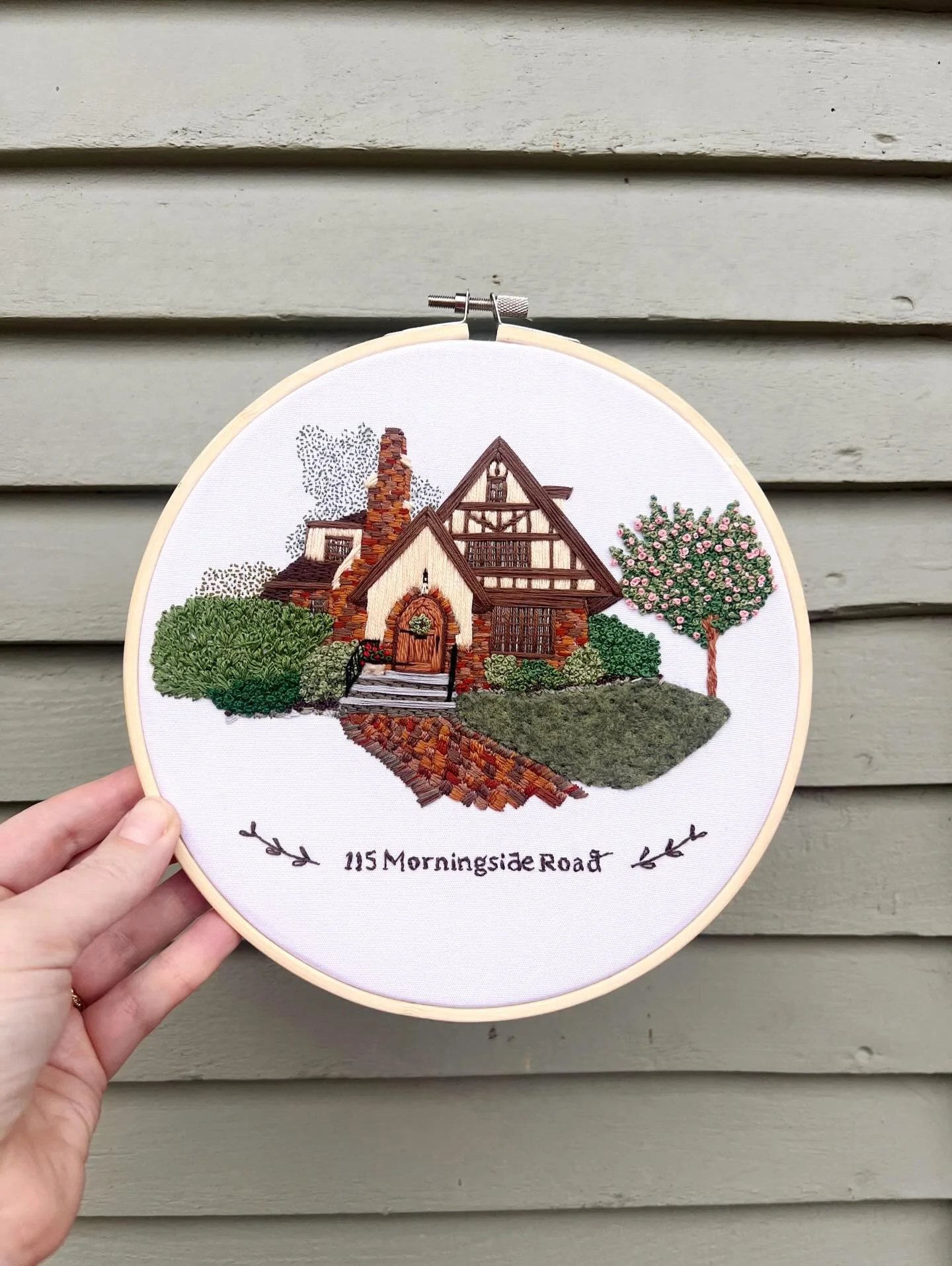 Brick beauty. 🧱✨

Love me a little gingerbread house! 🏠 

.
.
.
#embroidery #embroideredhouse #houseembroidery #houseportrait #embroideredhouseportrait