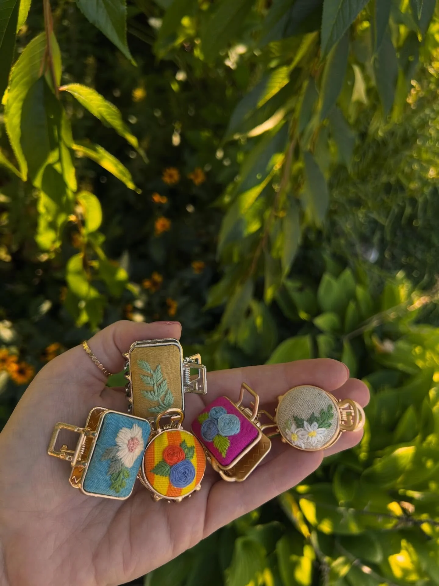 Little baby claw clips. 🌻✨

.
.
.
#embroidered #embroidery #buffalo #buffalony #buffalove