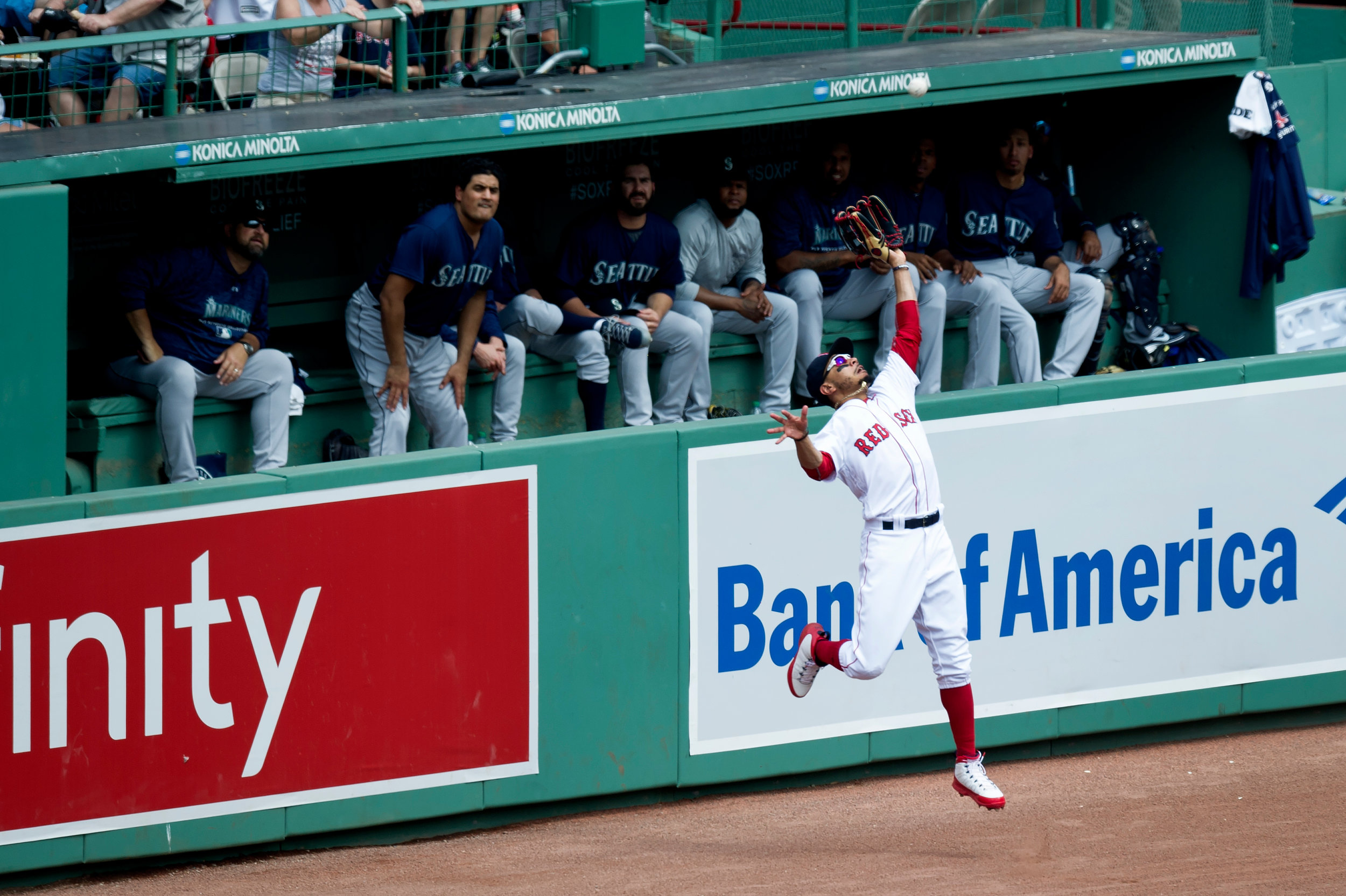  Boston Red Sox outfielder Mookie Betts makes a catch in the outfield during the game against the Seattle Mariners at Fenway Park in Boston, Massachusetts on Sunday, June 24, 2018. 