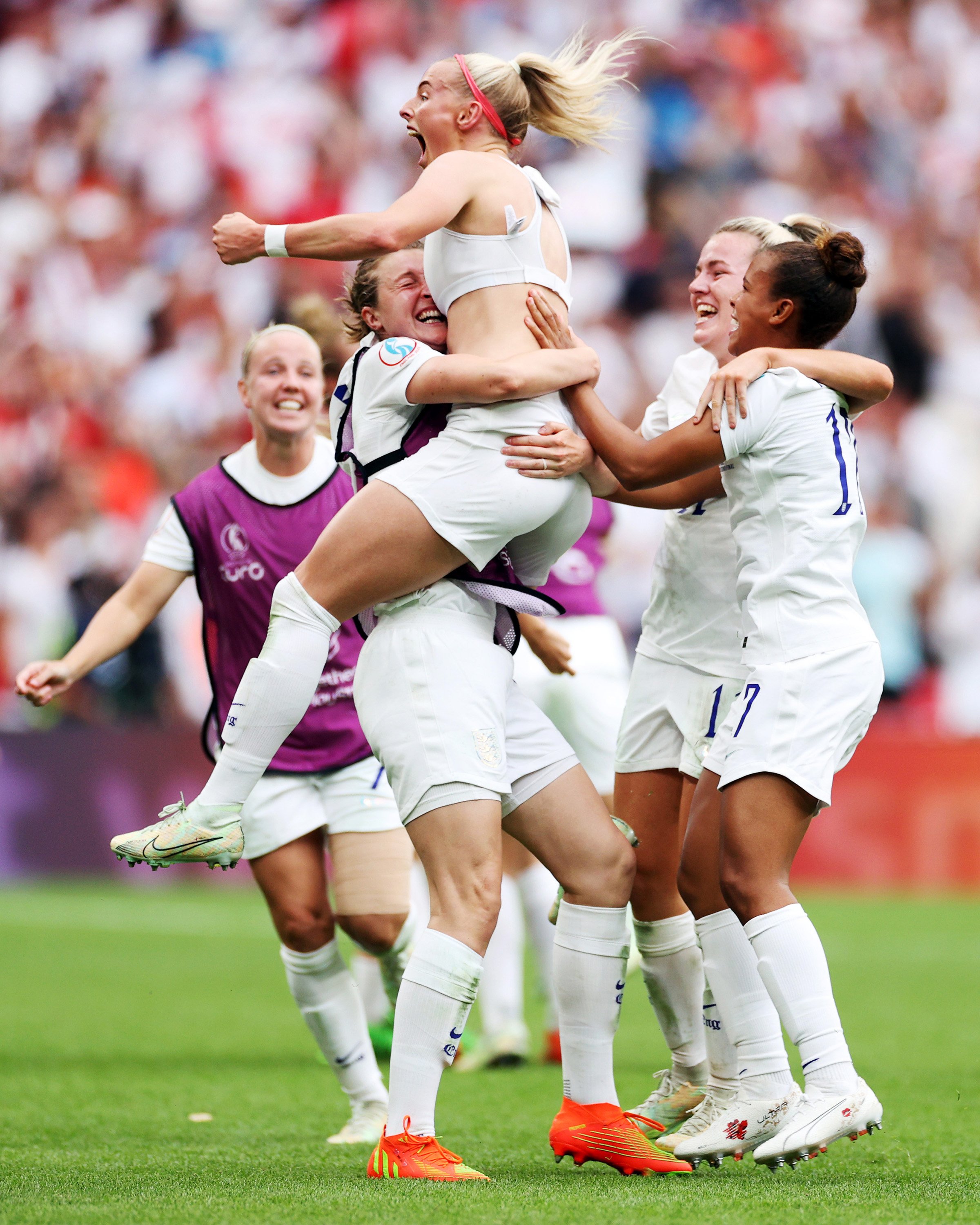  England players react with Chloe Kelly #18 after their goal in extra time during the UEFA Women's Euro 2022 final match between England and Germany at Wembley Stadium on July 31, 2022 in London, England.  