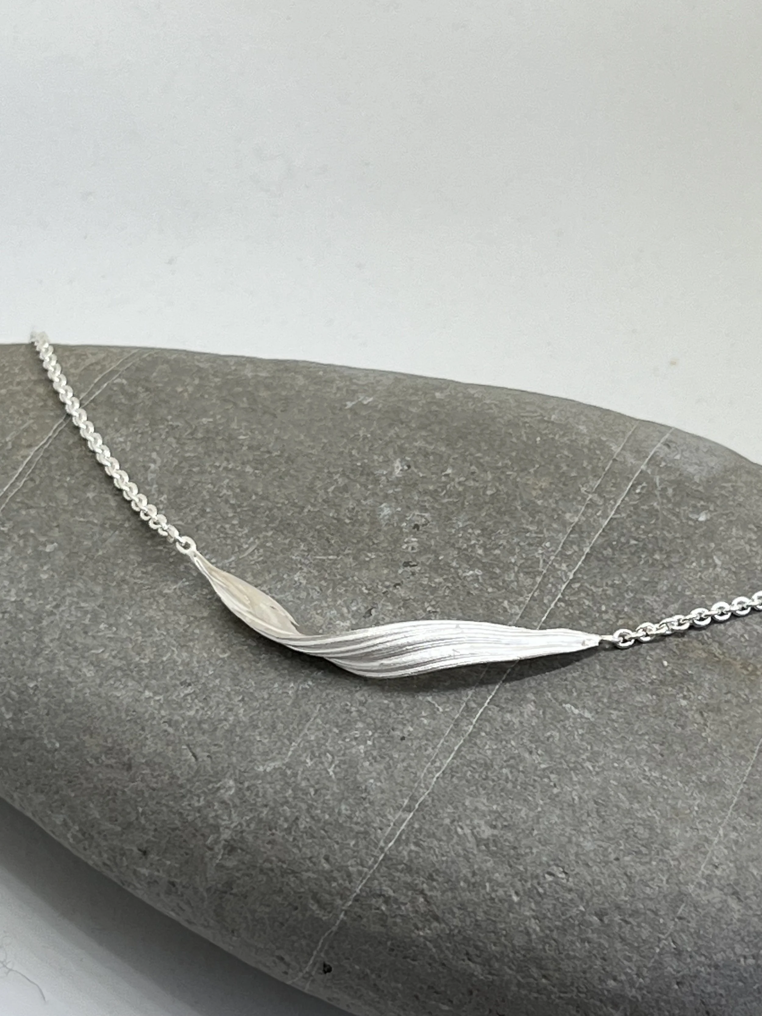 Silver  Mitsuro Hikime Curled Leaf Necklace
