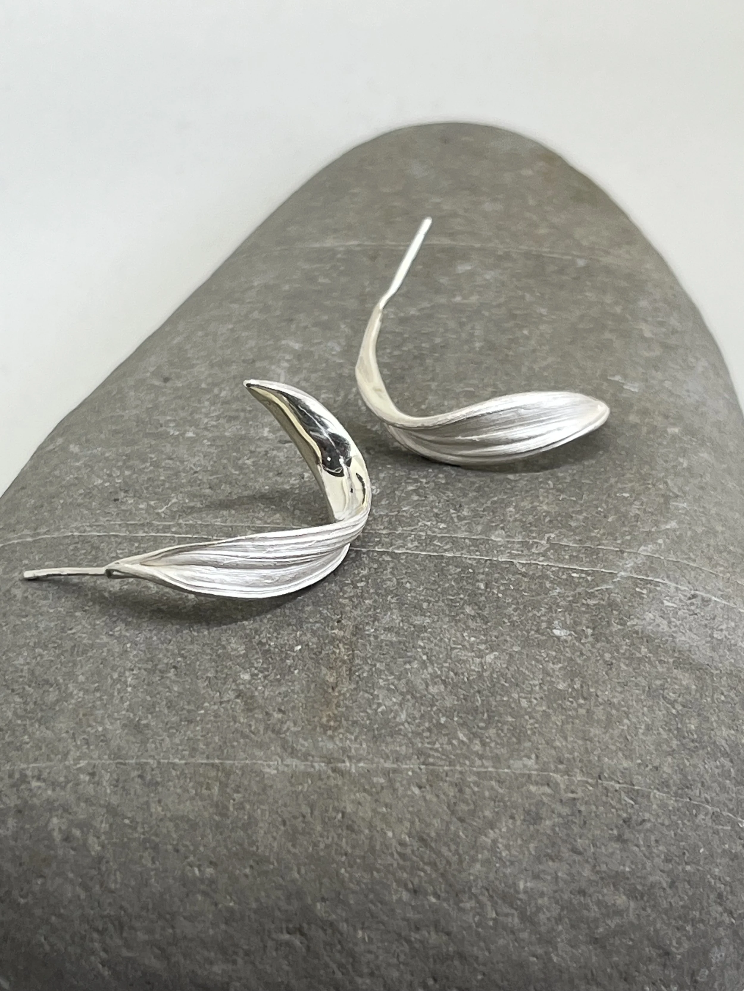 Silver Twisted Mitsuro Hikime Leaf Hoops