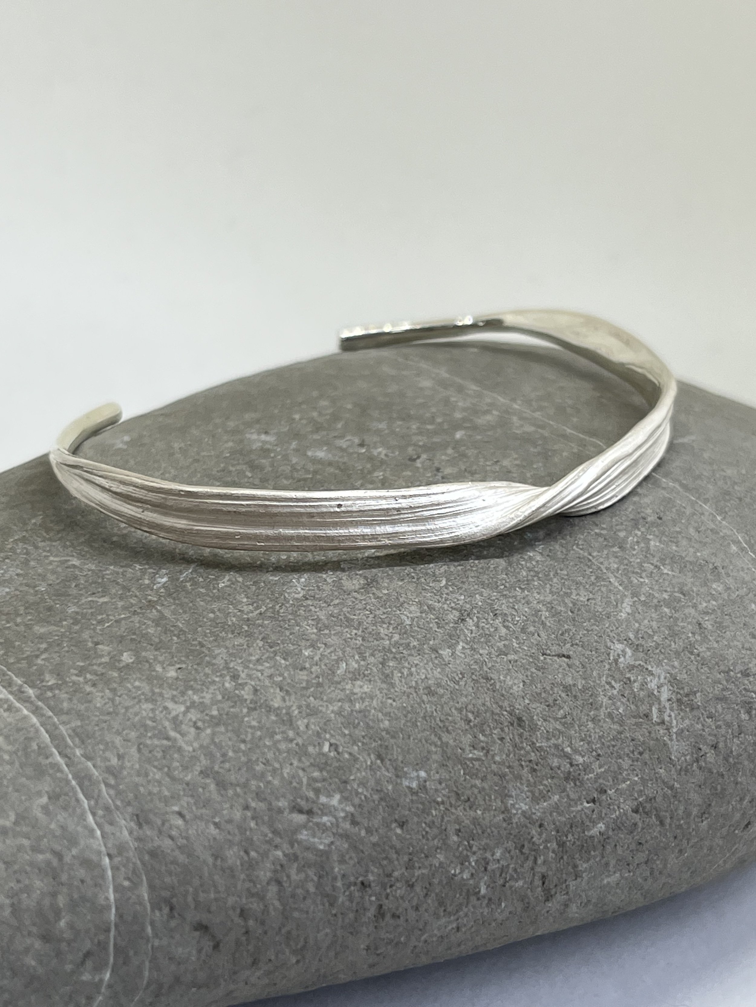 Silver Mitsuro Hikime Twisted Leaf Bangle