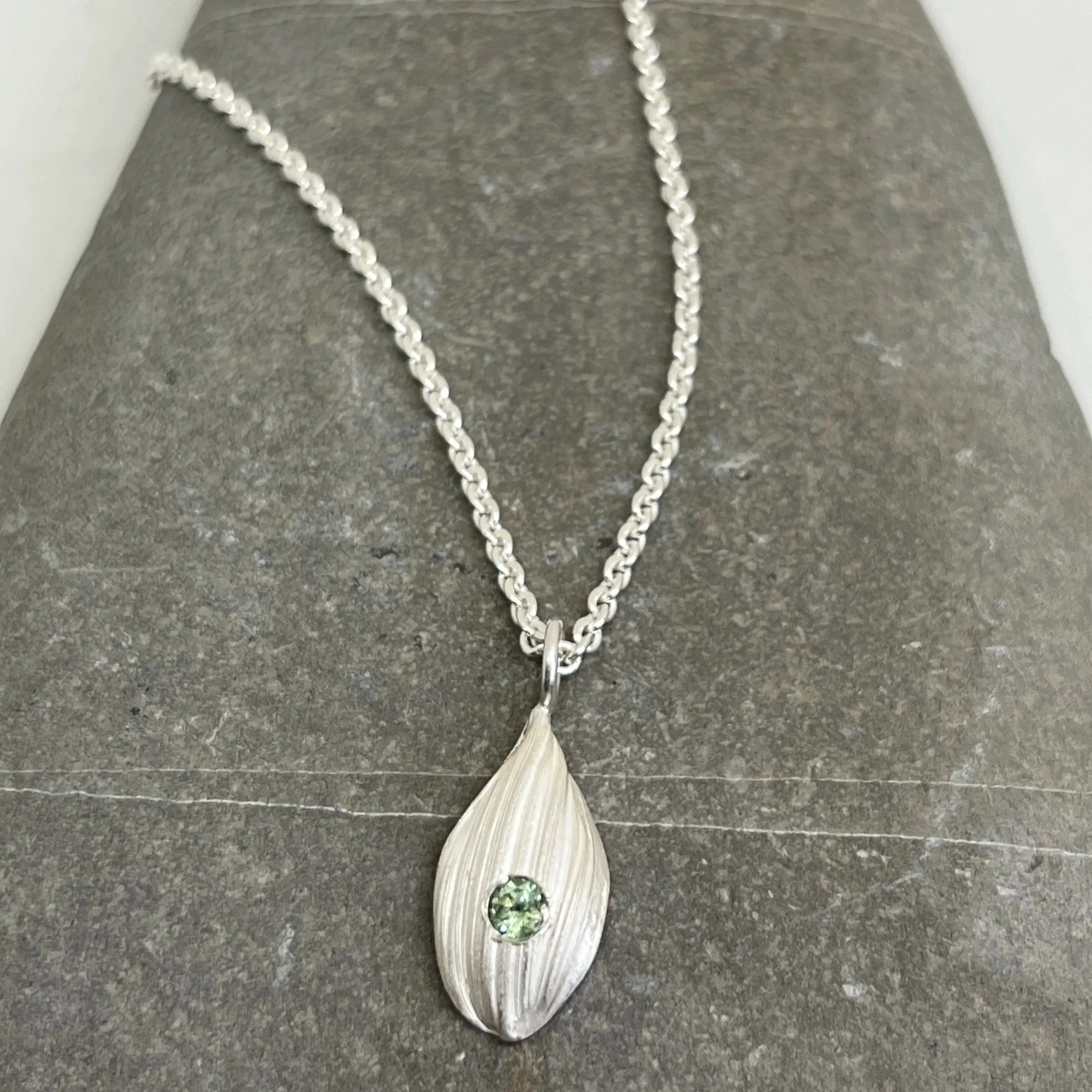 Silver Mitsuro Hikime  Leaf Pendant